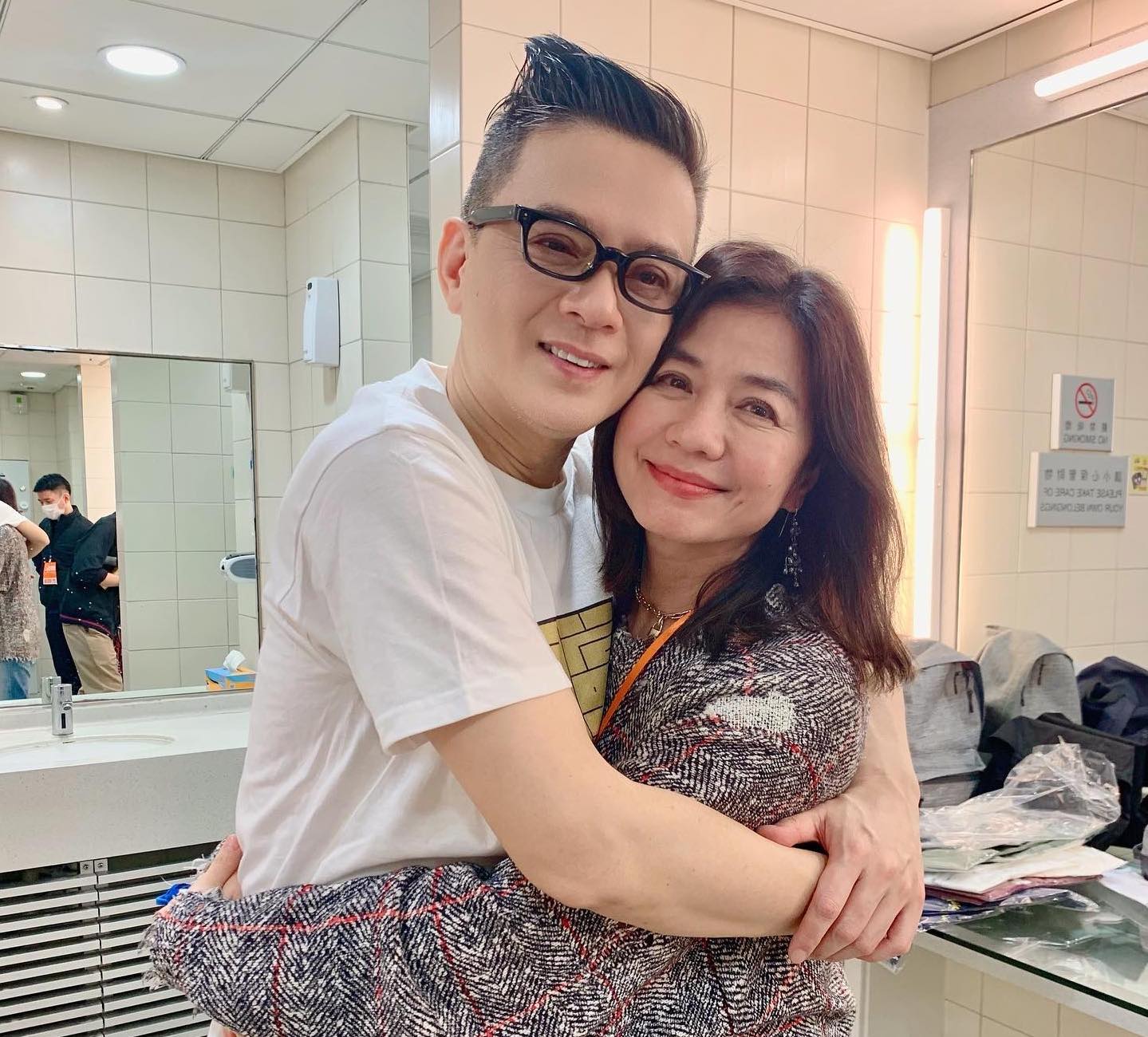 （開）黃耀明跟鍾楚紅合照，讓網友驚嘆她的狀況之好。（黃耀明臉書）
