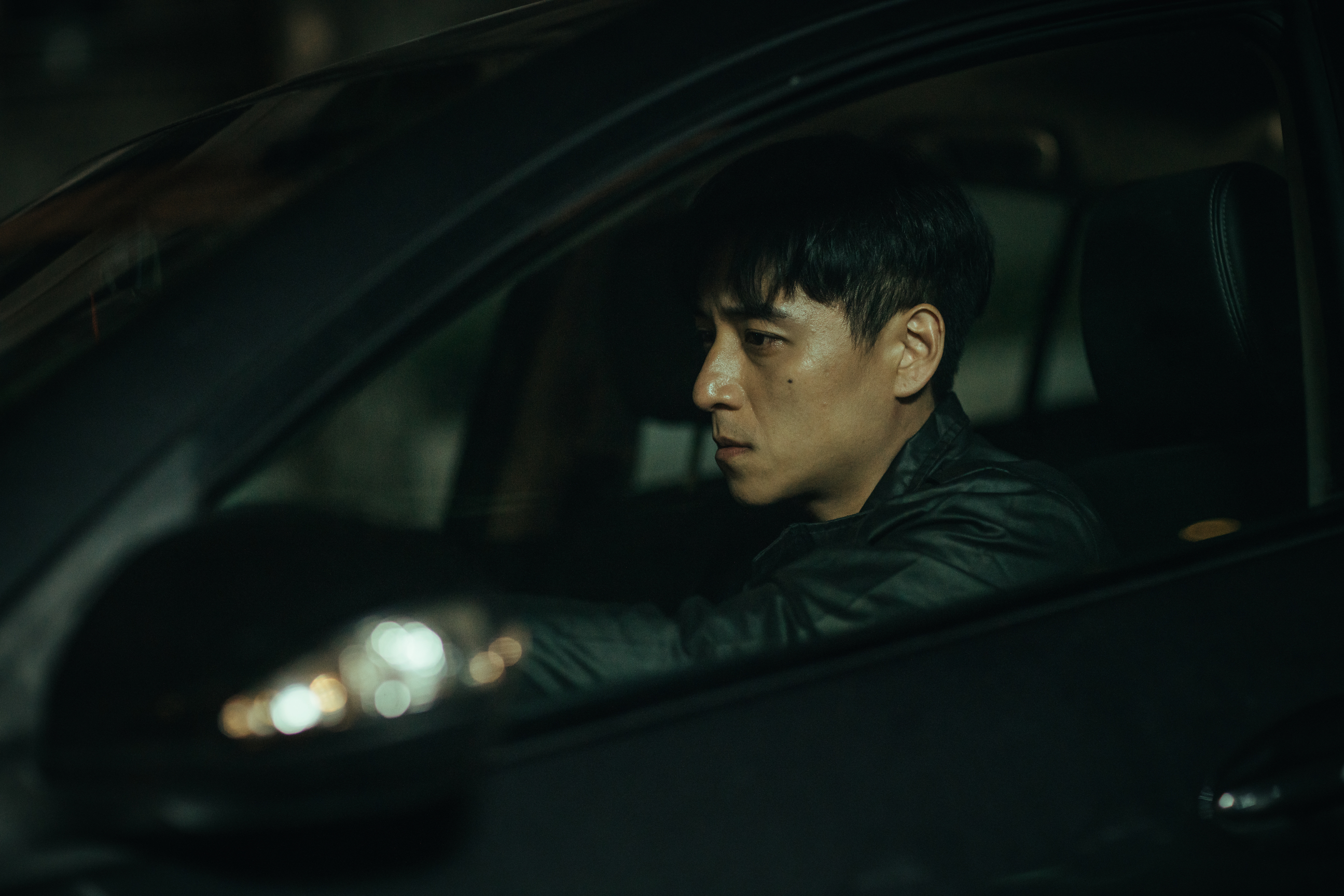 鄭人碩面對未婚妻被謀殺時的茫然。(七十六号原子提供)