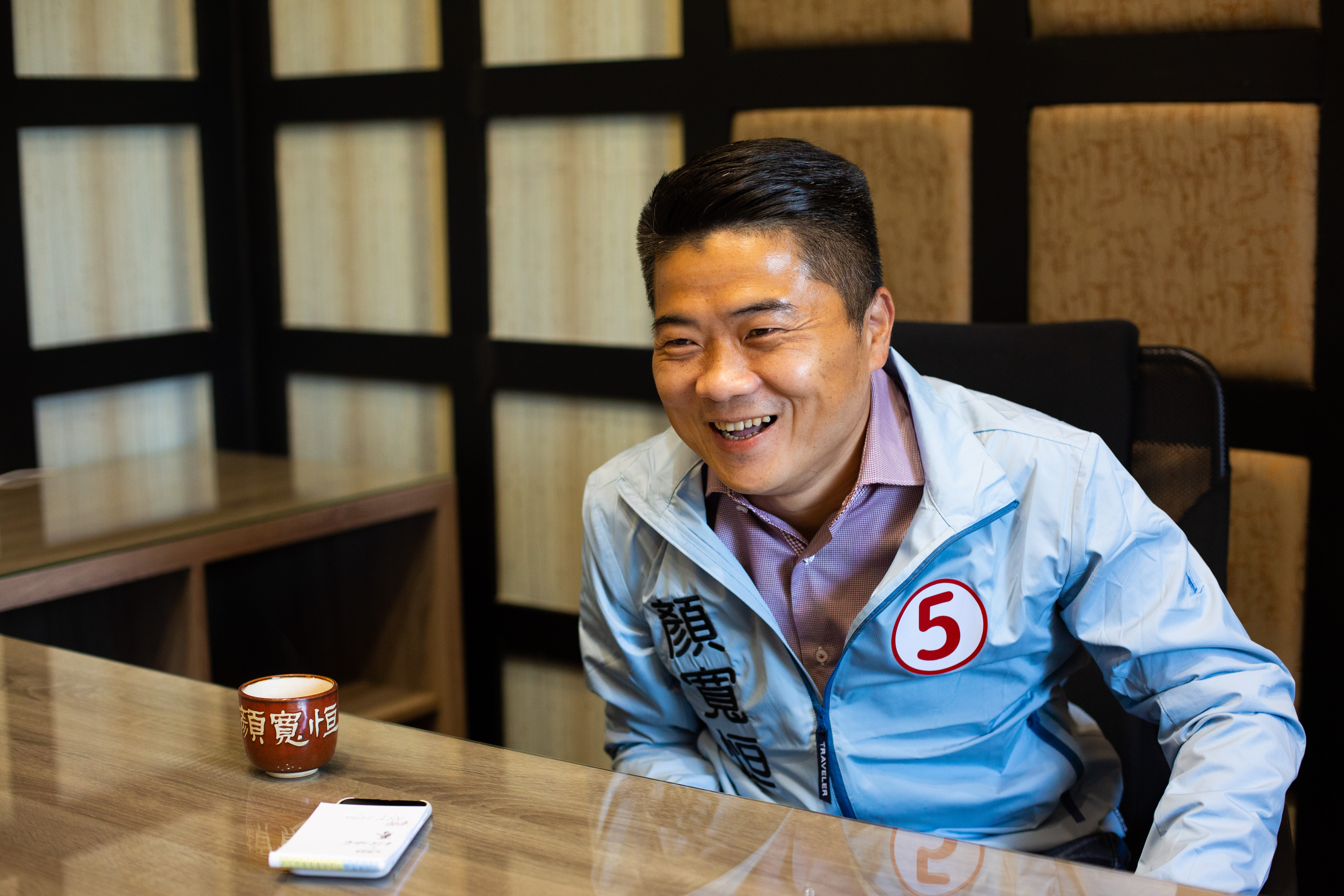 談起台中一中有學生把父親顏清標畫成園遊會海報，顏寬恒笑得很開心，並不介意。