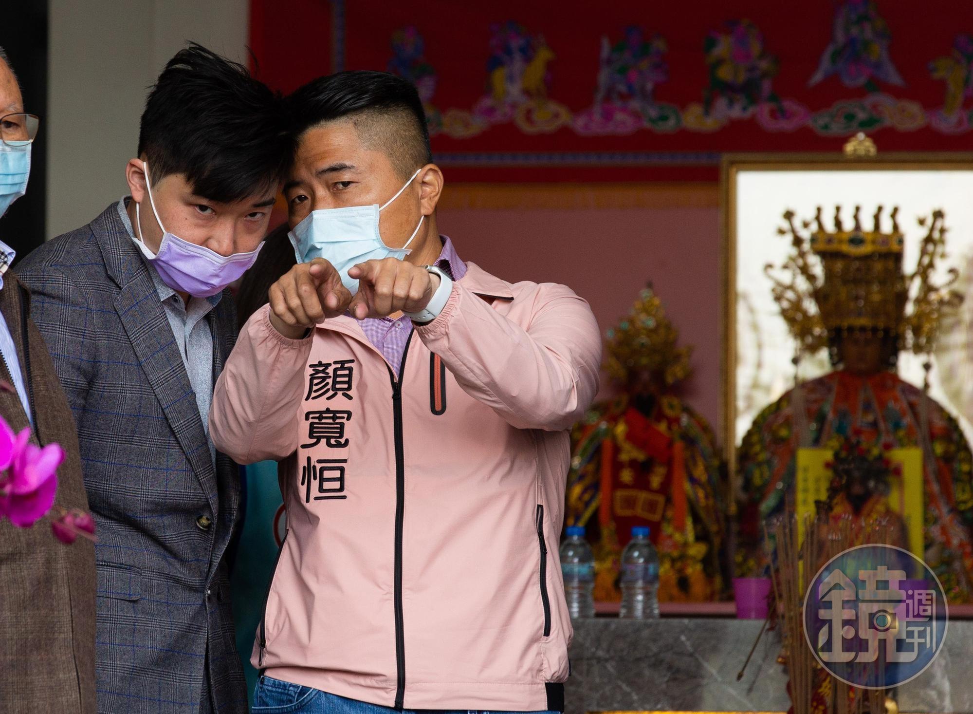 顏寬恒（右）與發言人張禹瑄（左）於台中沙鹿競選總部討論選舉行程。