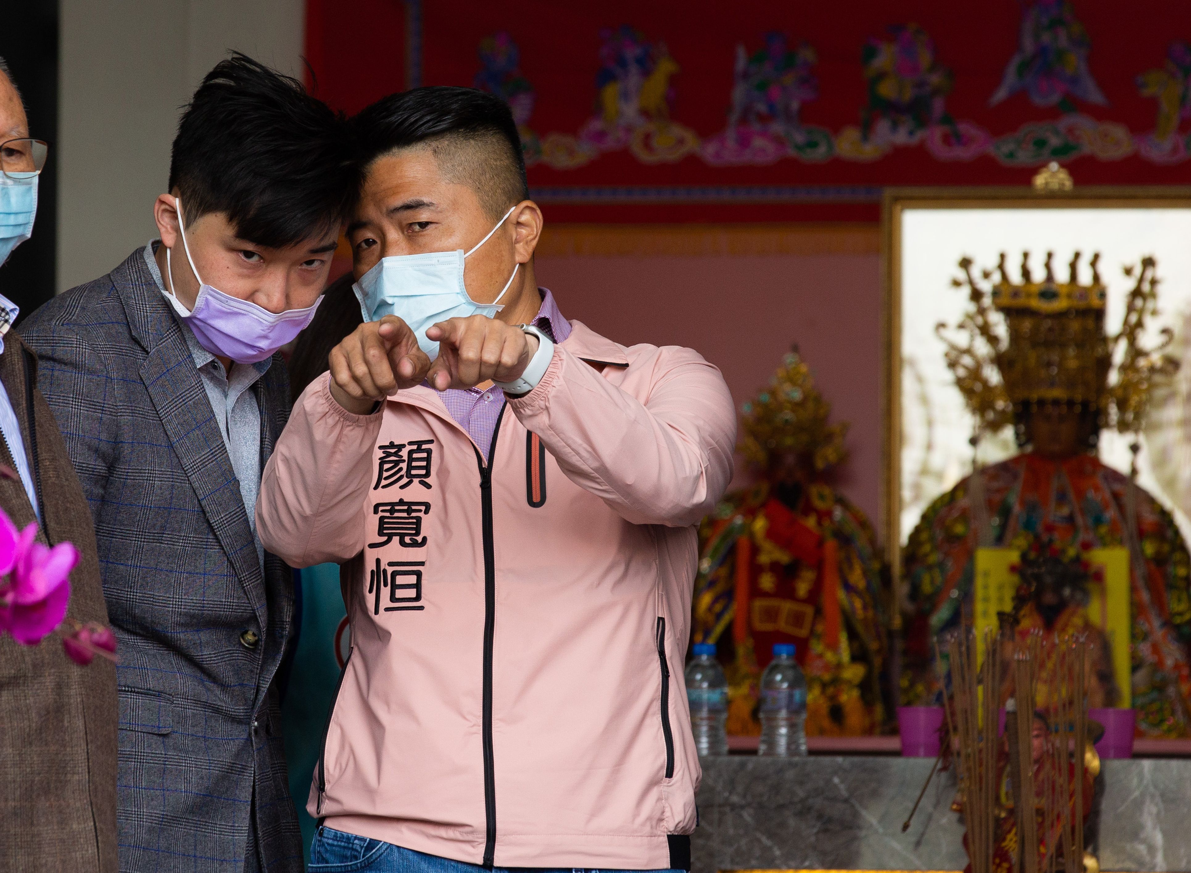 顏寬恒（右）與發言人張禹瑄（左）於台中沙鹿競選總部討論選舉行程。