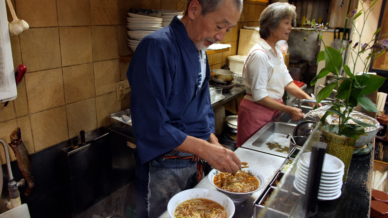 植田夫婦親自經營拉麵店，紀錄片導演約翰達斯巴哈為了拍攝經常一站就是12小時，大喊吃不消。（天馬行空提供）