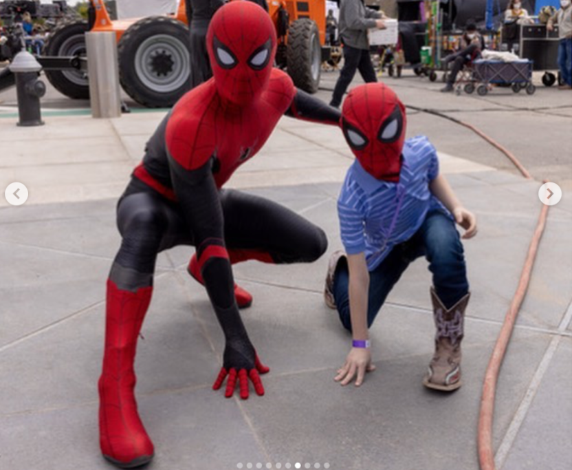 湯姆霍蘭德（左）與布里傑在《蜘蛛人：無家日》拍攝現場，擺出蜘蛛人戰鬥姿勢。（翻攝自Robert Walker Instagram）