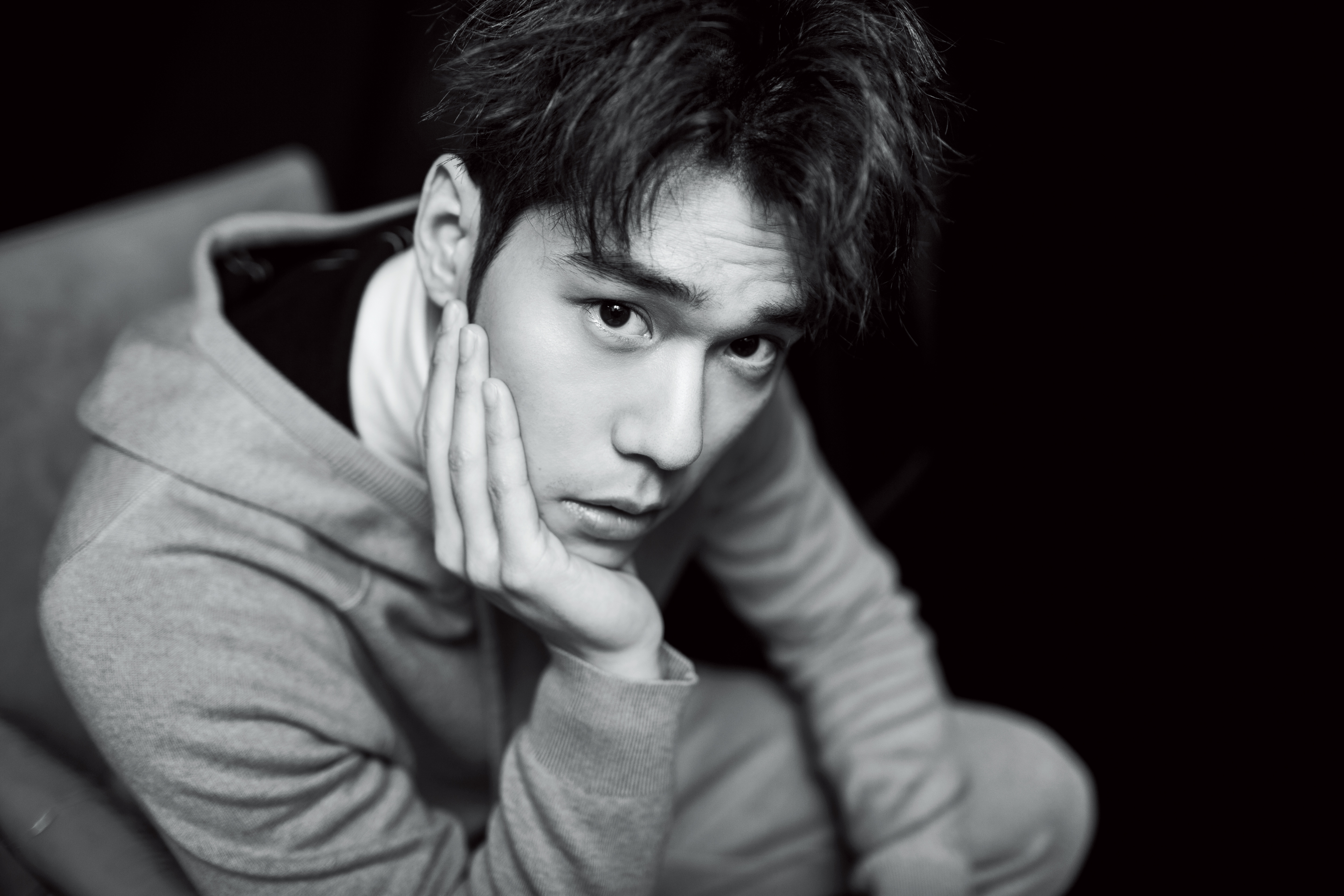  6年前周予天推出個人EP，但等到現在他同時以個人專輯、寫真集、演出電影《一杯熱奶茶的等待》全方位回歸演藝圈。