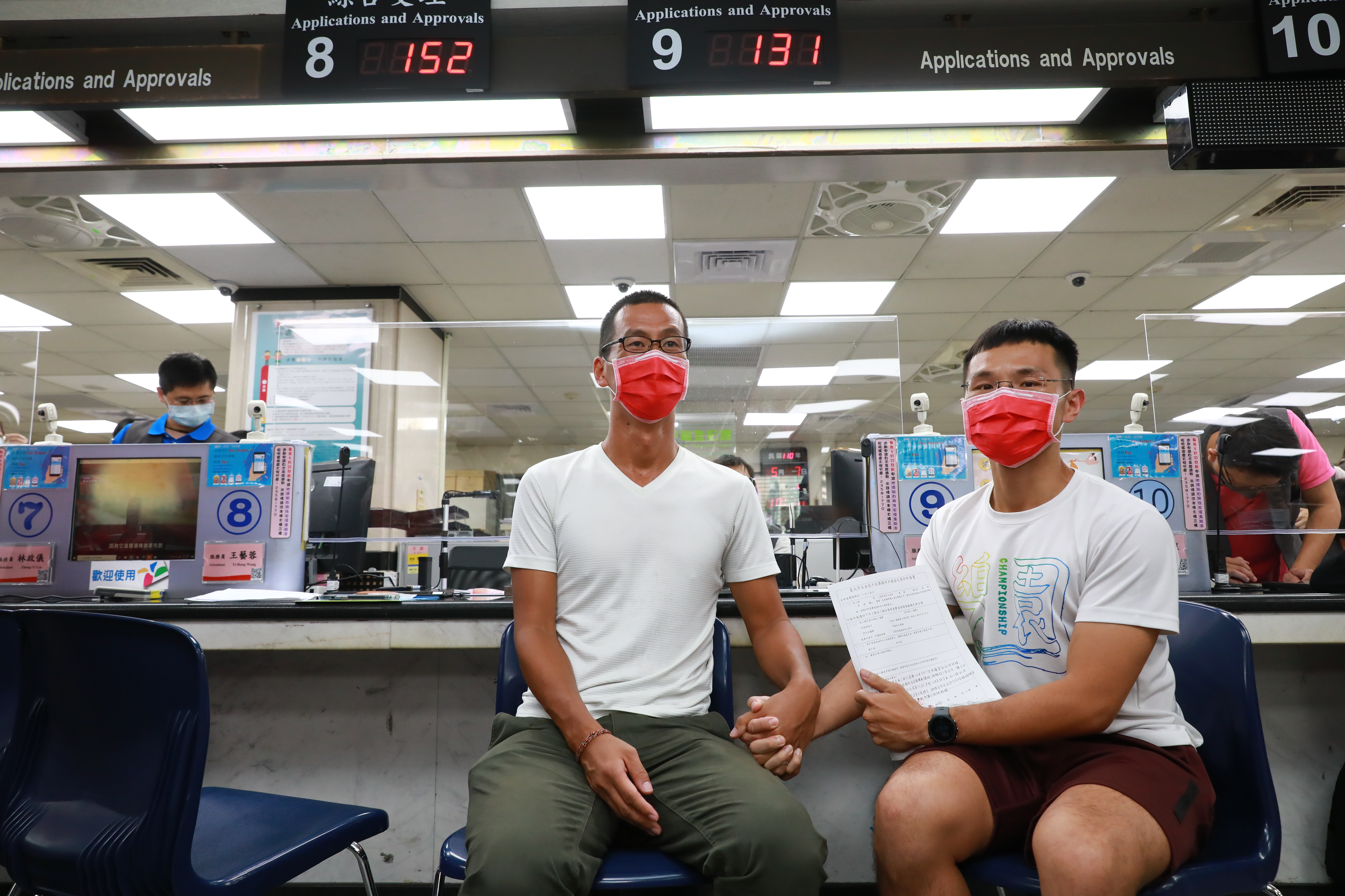 台籍的阿樹（右）與日籍伴侶AZ（左）今年5月赴大安戶政事務所登記結婚，遭依內政部規定為由拒絕。