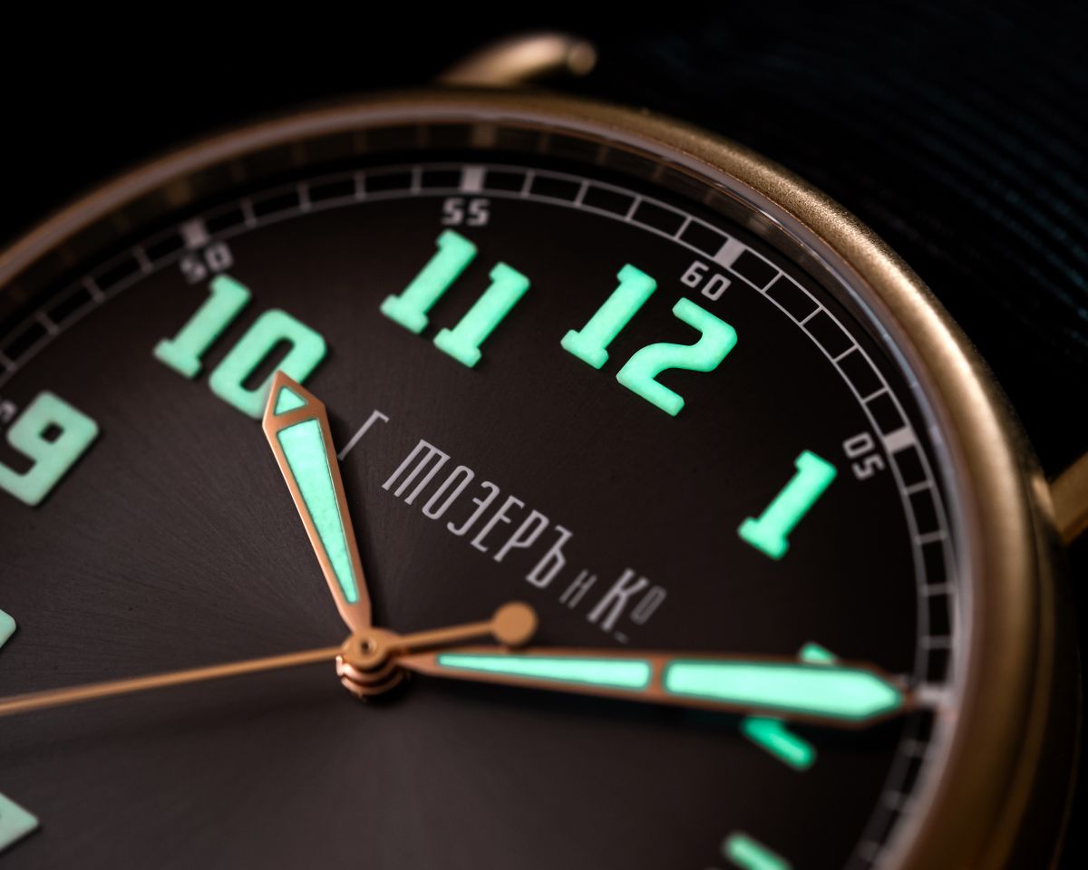 亨利慕時（H. MOSER & CIE）發表的「傳承者」系列 Heritage Bronze Since 1828青銅錶款。定價約NT$539,100，全球限量50只。