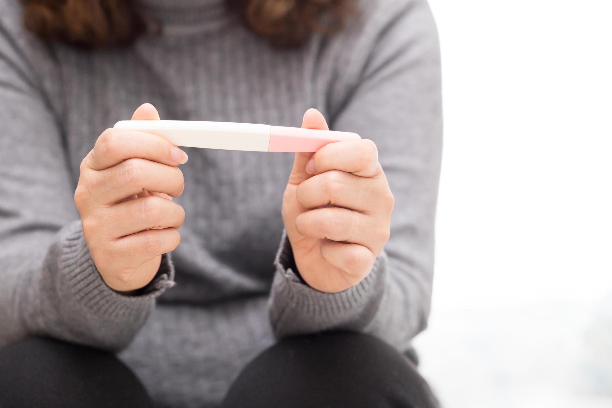 與妻子黃女離婚後,鄭男跑到診所銷毀之前人工受孕剩下的胚胎。(示意圖,東方IC)
