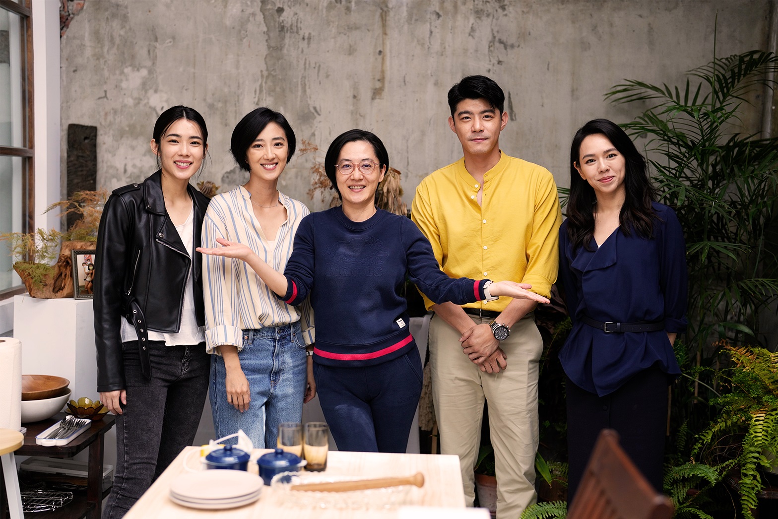 《台北女子圖鑑》4人與導演拍出難分難捨的好交情。左起林思宇、桂綸鎂、導演李芸嬋、王柏傑、夏于喬。(紅杉娛樂提供)