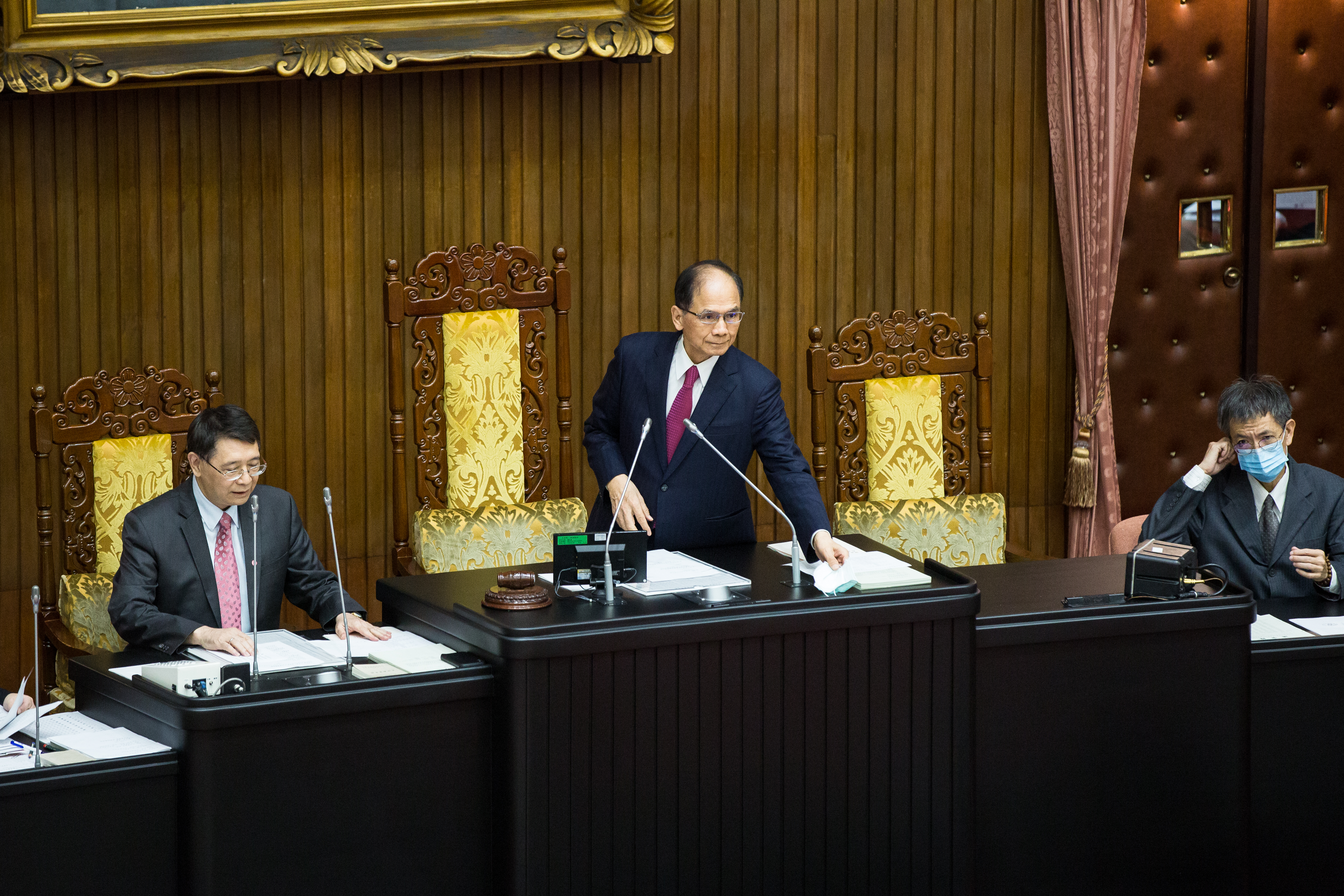 立法院長游錫堃（中）今召集黨團協商，朝野各方最終達成共識，民進黨團24日將對逕付二讀提出復議。（本刊資料照）