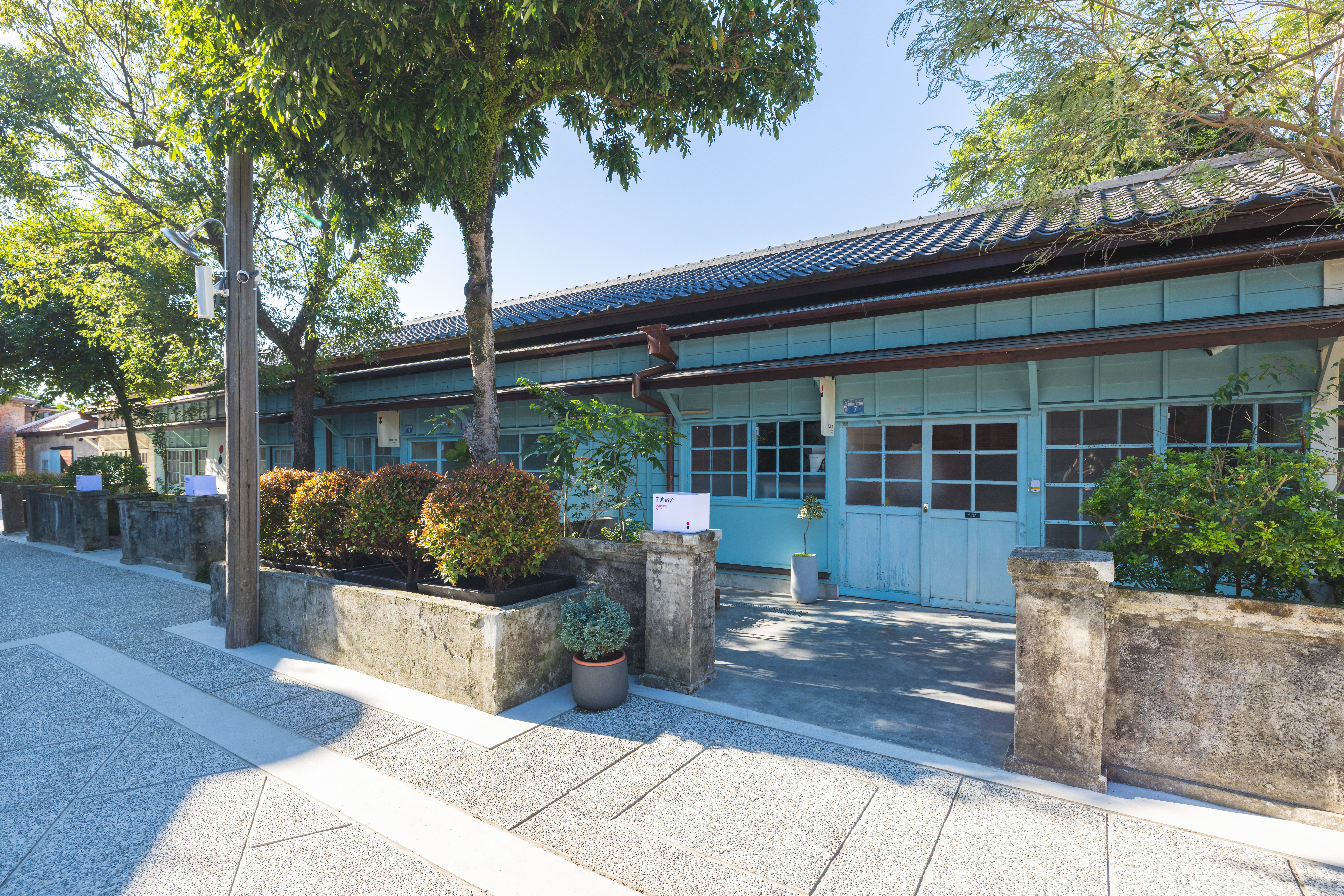  最新開放的木博館館舍群，除了打造成工藝基地，包含藝師駐村空間也開設「物產小舖」，做為地方特色物產展售的平台，展現今日大溪活力。（桃園市立大溪木藝生態博物館提供）