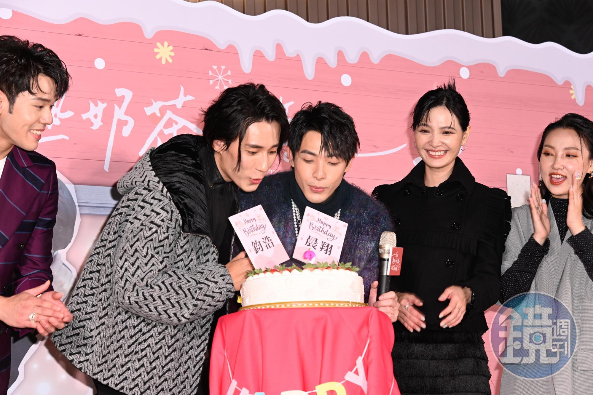 徐鈞浩與連晨翔將過生日，劇組驚喜送上蛋糕為2人慶生。