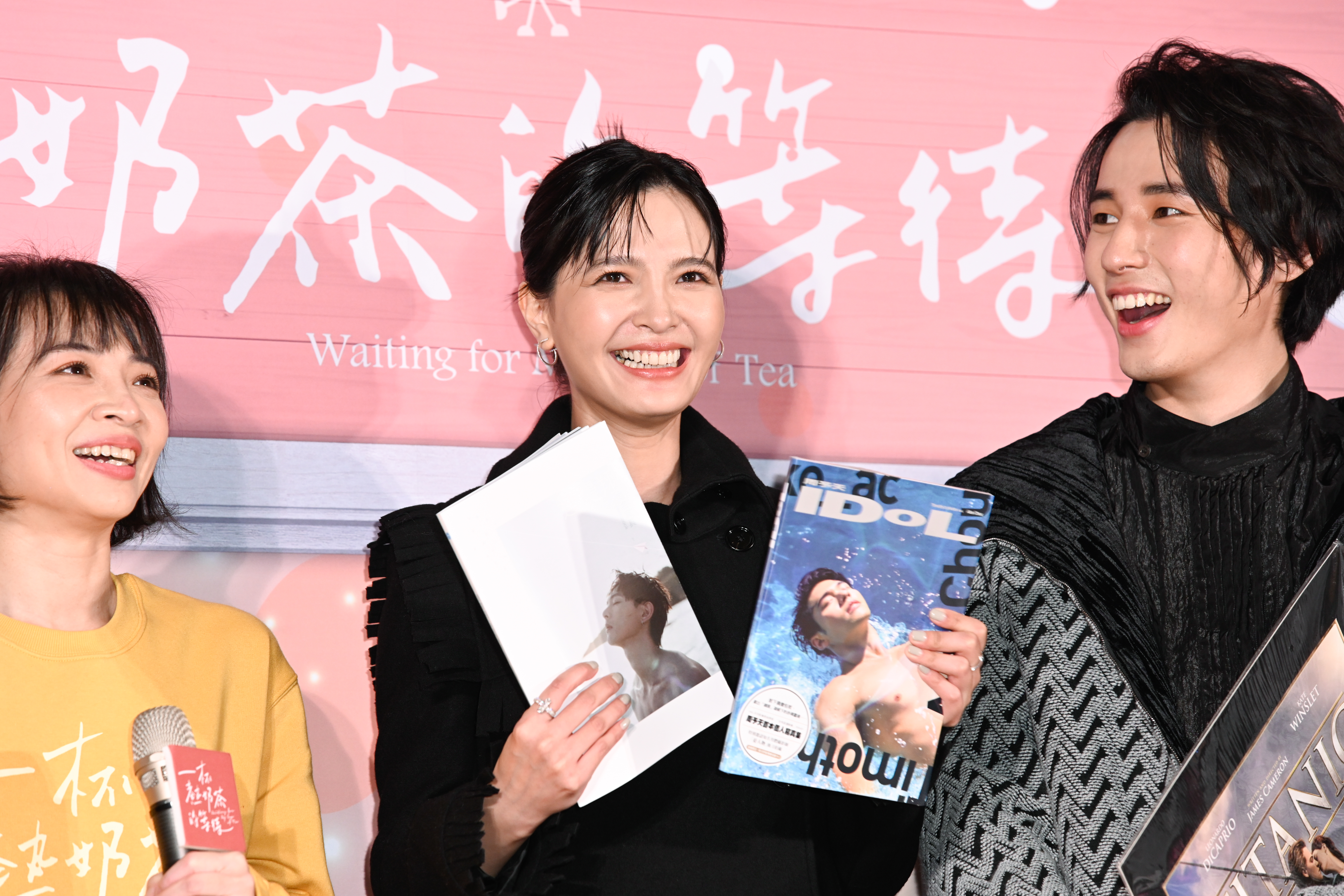 吳子霏收到連晨翔與周予天的寫真，羨煞現場的粉絲。