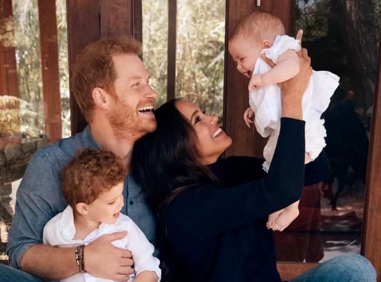 「莉莉貝」被梅根高高抱起，模樣十分可愛。（翻攝Alexi Lubomirski IG）