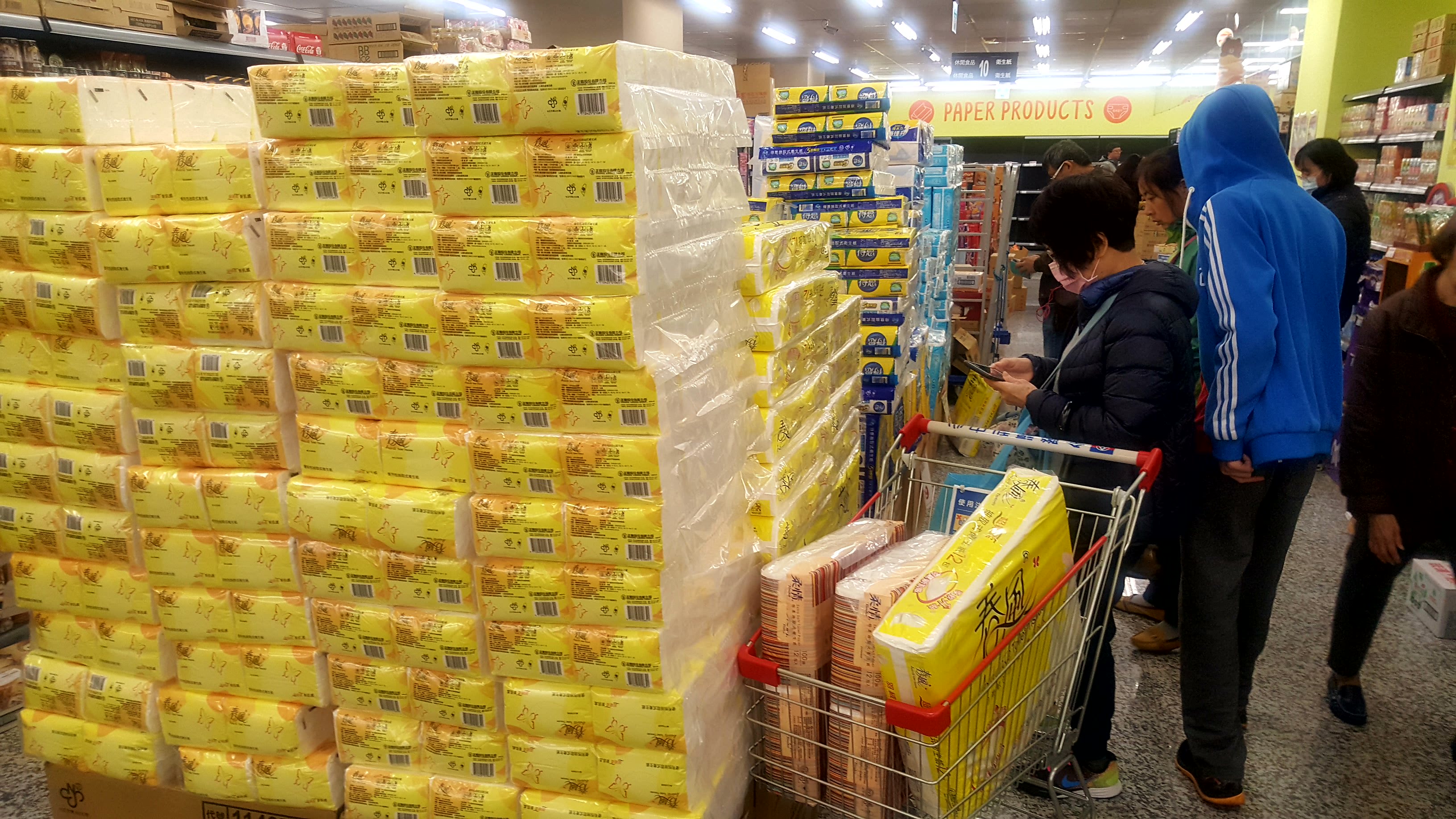 原物料、能源運輸、包材成本飆漲一整年，大型民生消費紙品與潔品廠商再也扛不住，決定農曆年後全面調整，幅度在5%~20%不等。（示意圖，本刊資料照）