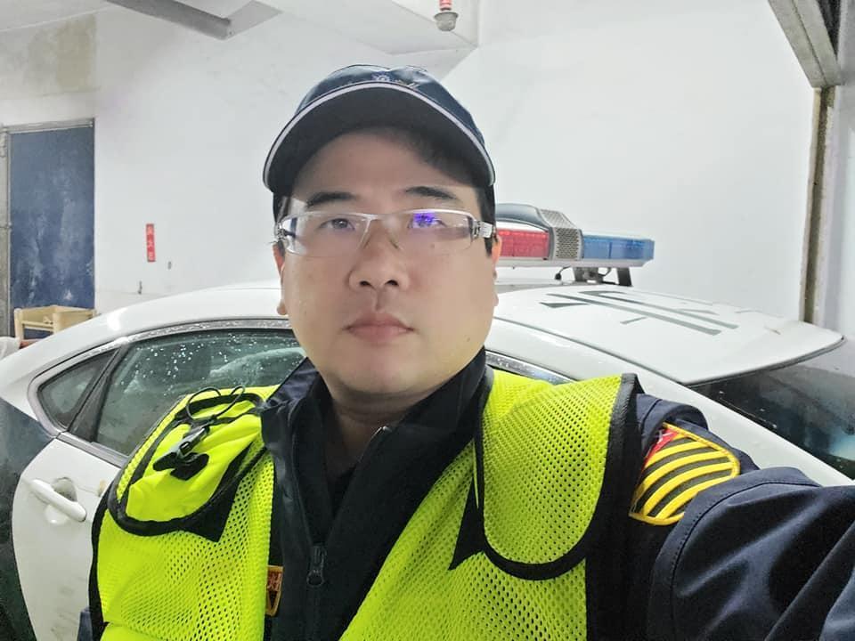 北市交通大隊警員石明謹因違反公務員不得兼差規定,遭判降級改敘、罰款20萬元。(翻攝自石明謹臉書)
