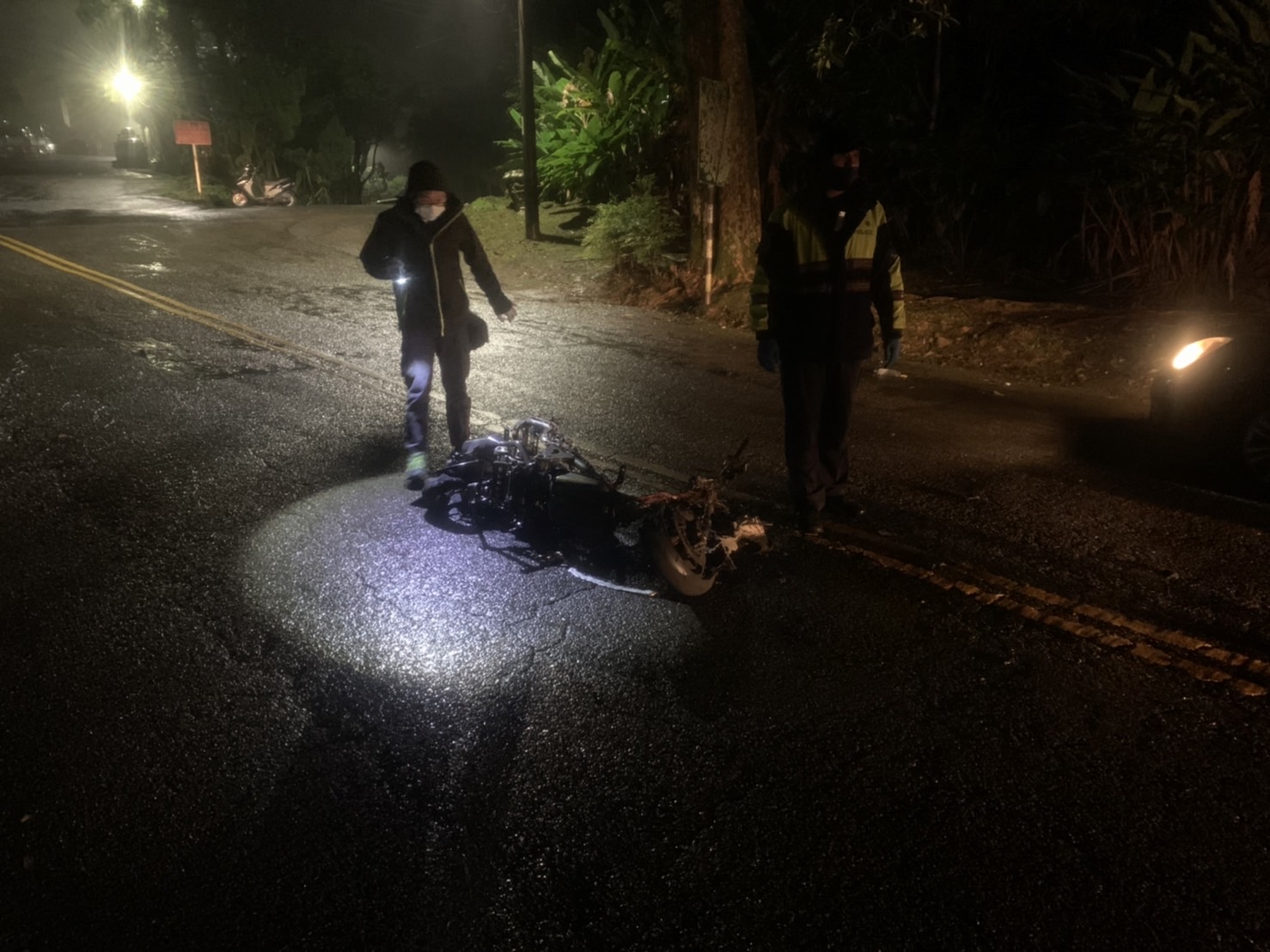 警消獲報到場勘查燒毀的機車。（翻攝畫面）