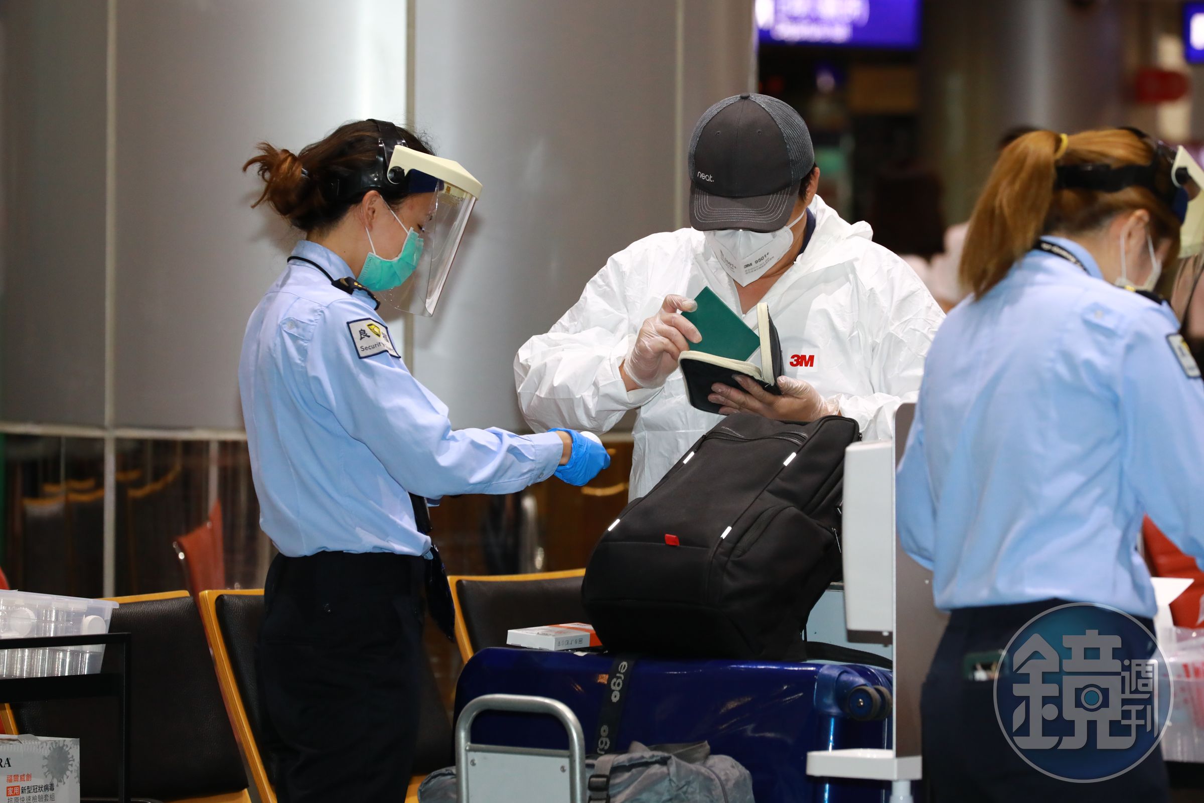 近期迎來返鄉國人，不少人選擇「7+7+7」方案，卻產生不少防疫旅館的問題；機場防疫示意圖，與當事人無關。（本刊資料照）