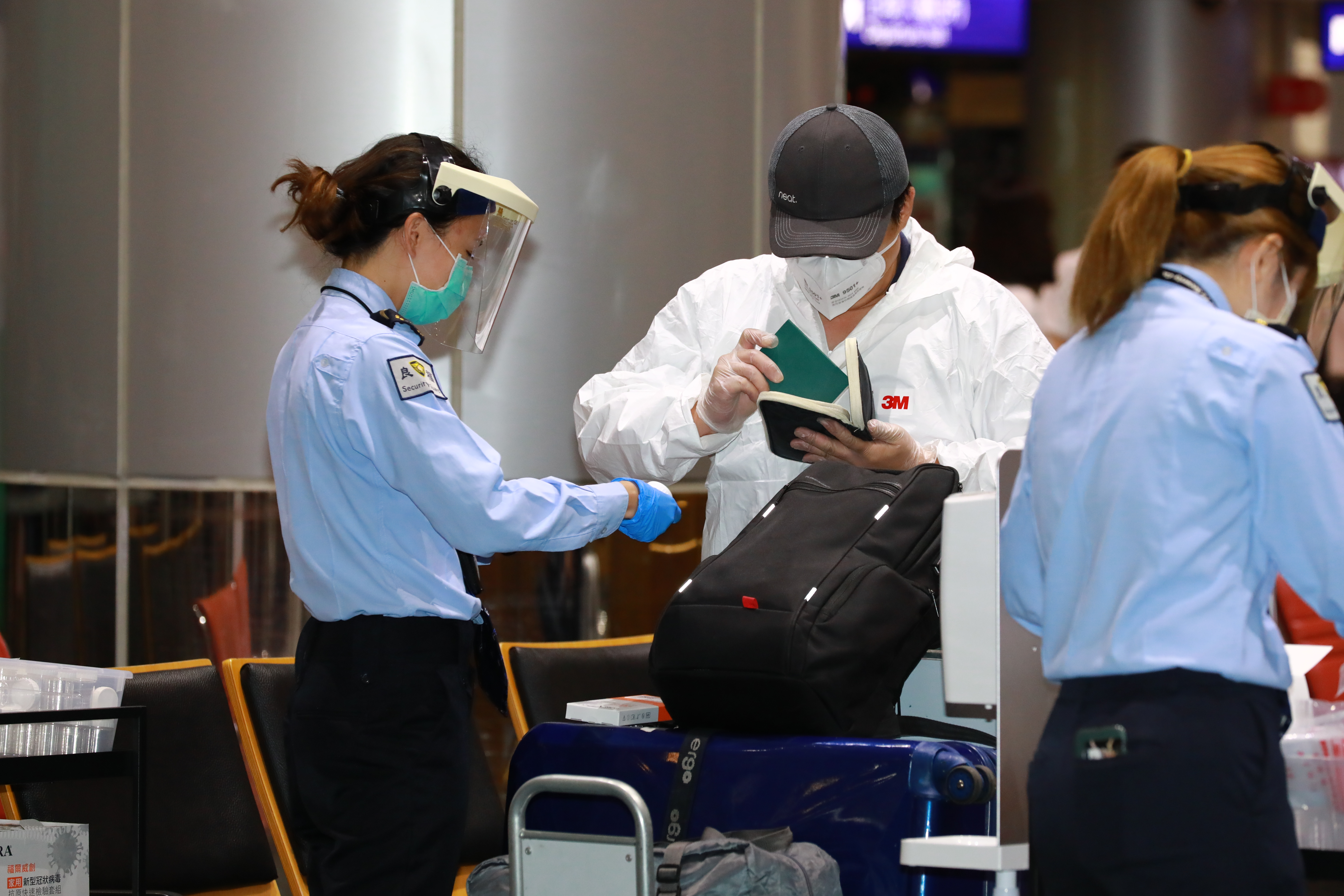 近期迎來返鄉國人，不少人選擇「7+7+7」方案，卻產生不少防疫旅館的問題；機場防疫示意圖，與當事人無關。（本刊資料照）