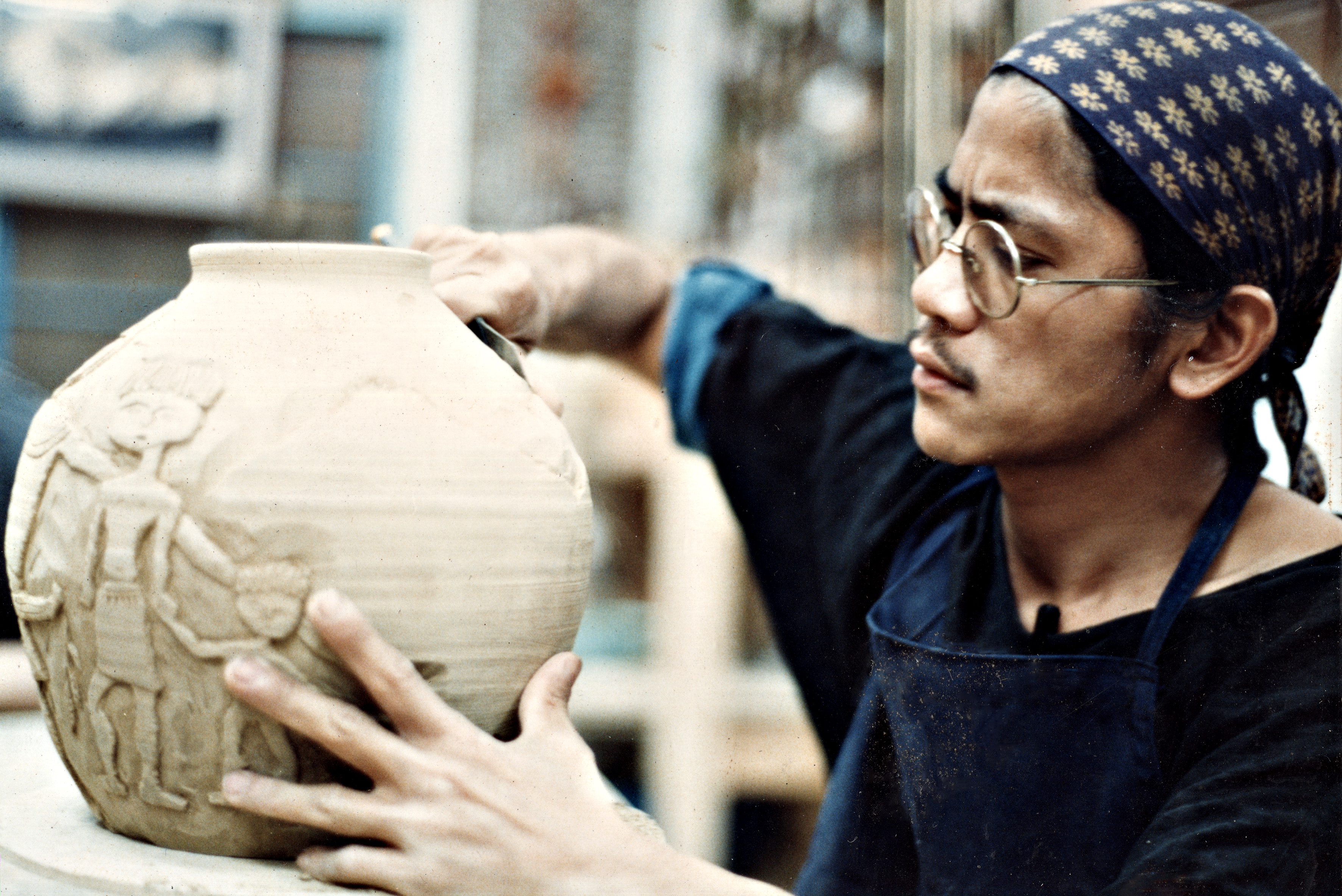 排灣族藝術家撒古流．巴瓦瓦隆（圖）疑涉性侵案，受害人律師公布其同居人致電受害者的錄音檔，證實事發後撒古流及其親友仍假借北美館名義，向受害者施壓、要求和解、噤聲。（翻攝自國藝會網站）