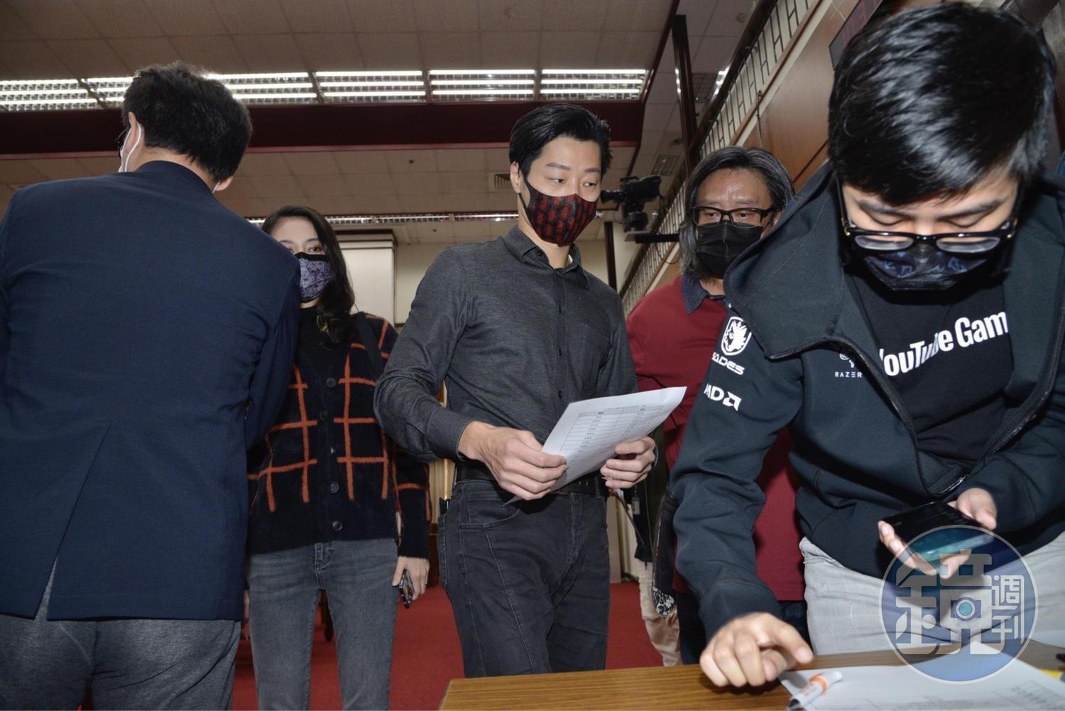 台北中正萬華區立委林昶佐（中）的罷免案，明（2022）年1月9日將進行投票。（本刊資料照）