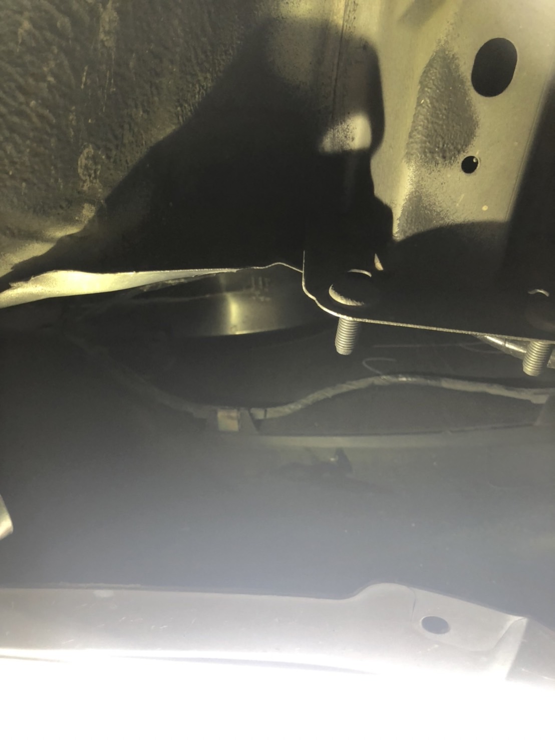 車主擔心後保險桿沒有內鐵，恐會影響行車安全，原廠則稱一切符合規範。 （車主提供） 