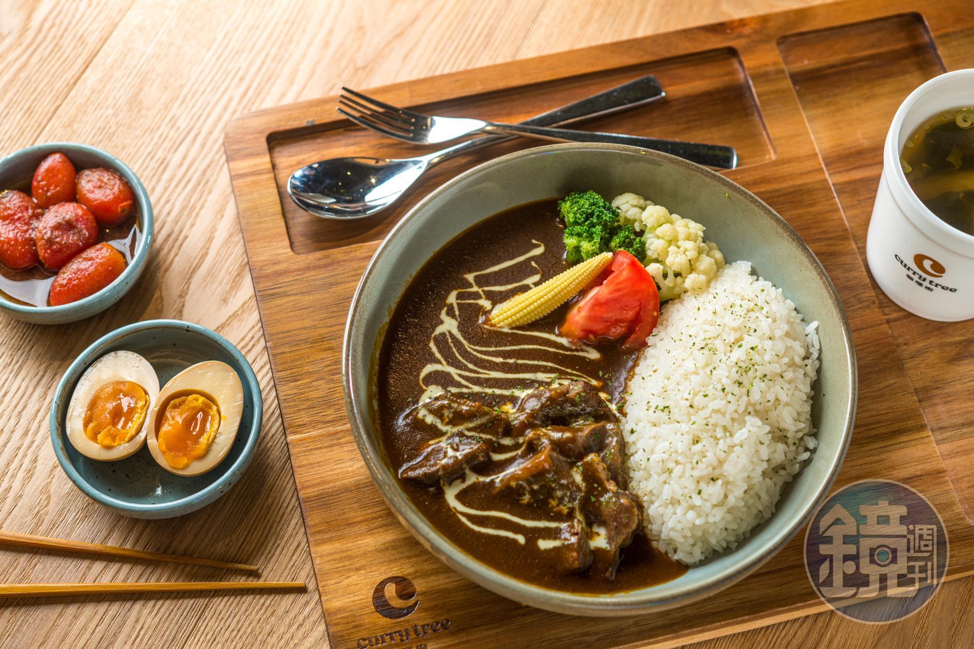 「慢燉牛咖哩飯」醬汁的水果味很濃郁，腱子肉塊燉得透爛，連帶筋部位也變得軟彈好咀嚼。（258元／份）
