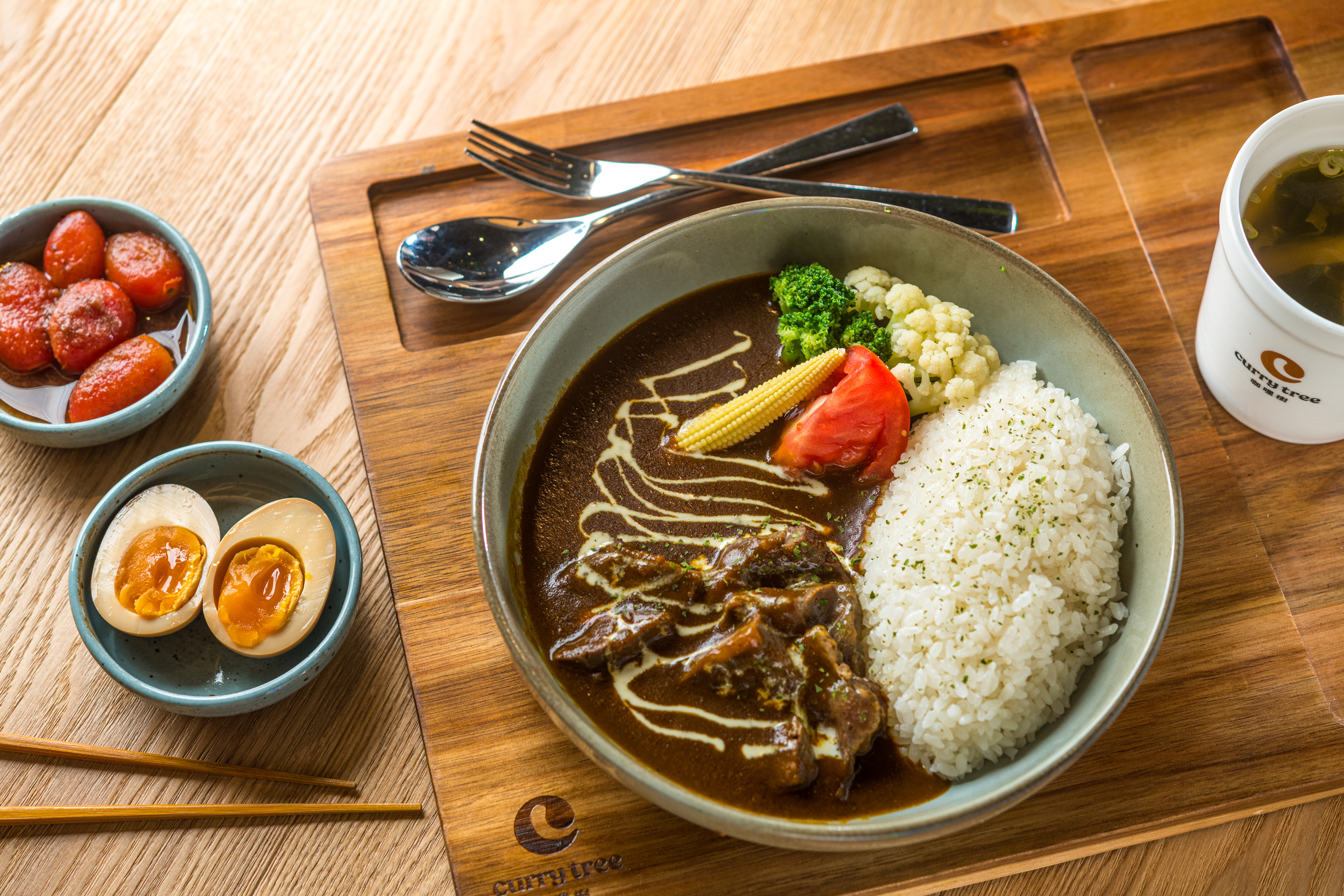 「慢燉牛咖哩飯」醬汁的水果味很濃郁，腱子肉塊燉得透爛，連帶筋部位也變得軟彈好咀嚼。（258元／份）