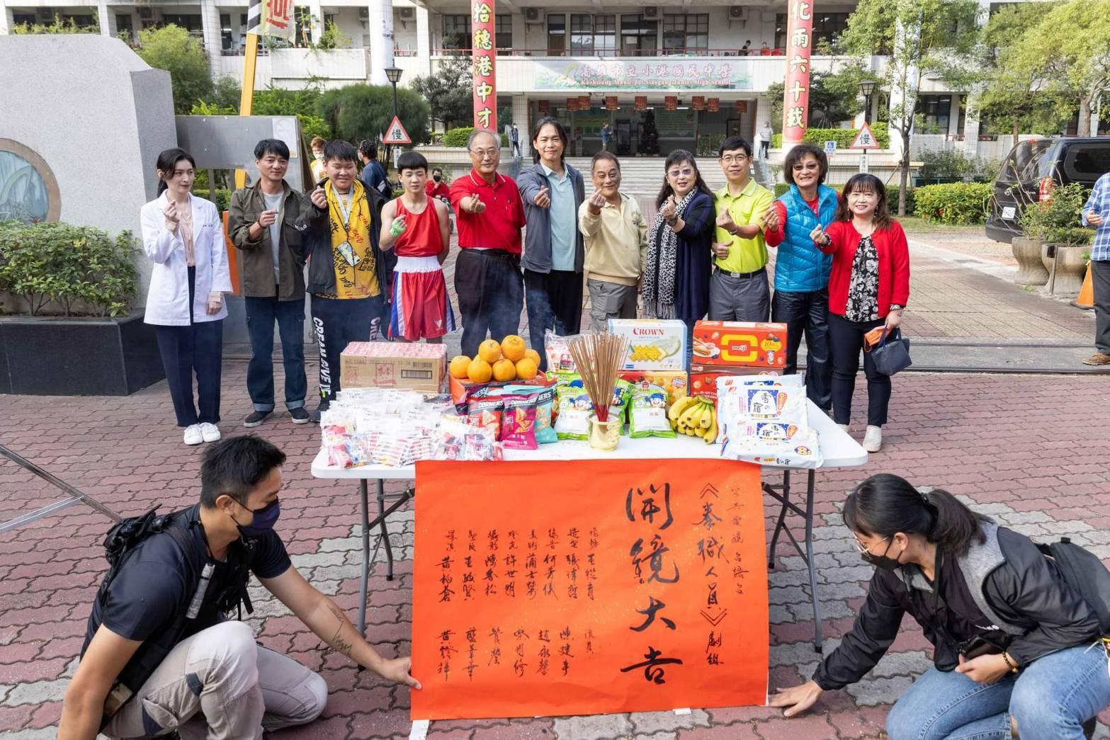 電視電影《拳職人員》開鏡，製作團隊上香祝禱，祈求收視長紅。（公視台語台提供）
