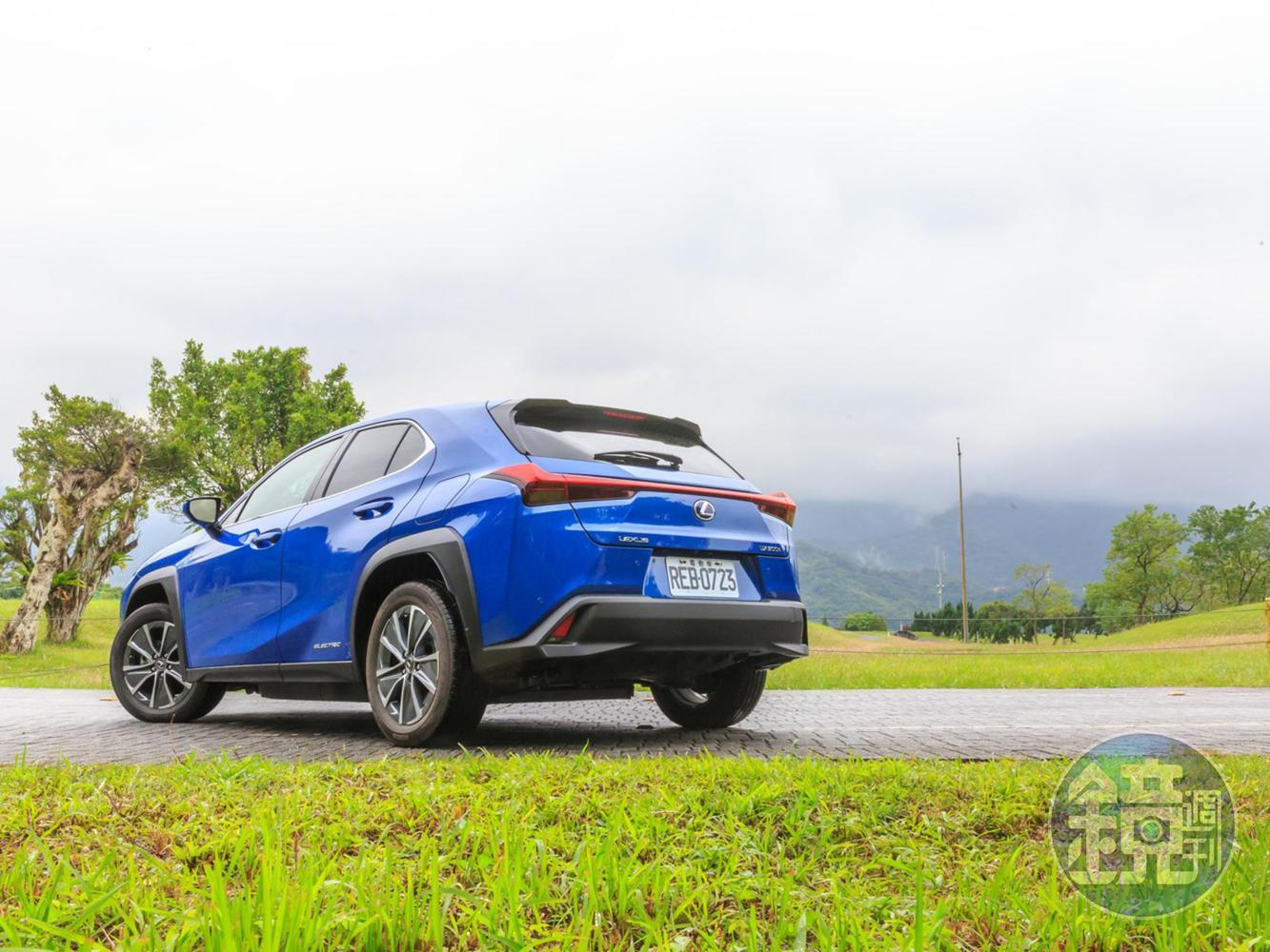 雖然以其315km 的WLTP續航里程、及DC快充僅支援日規CHAdeMO 這兩點比較吃虧，但入手定價不到170萬元的UX 300e、一口氣解鎖豪車與電車兩項成就，對於不少人來說還是頗具吸引力。