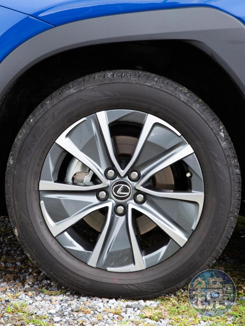 專屬式樣低風阻鋁圈，配胎為215/60R17尺寸Dunlop Enasave節能胎。