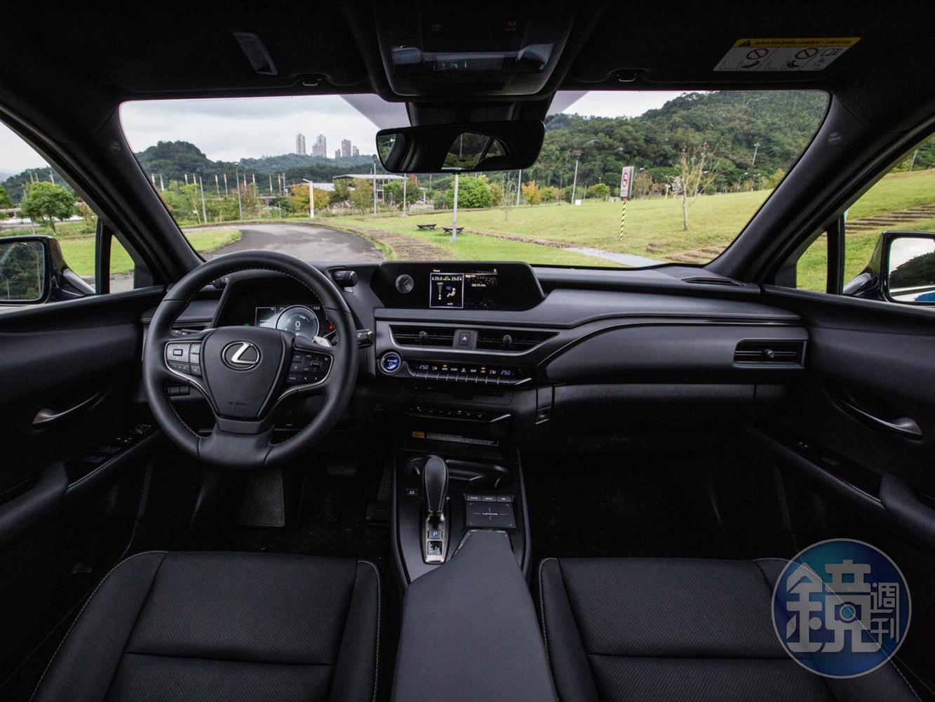 顯示與操控介面明顯分為三區: 儀表台上方的行車資訊顯示區、中控台的空調控制區，及中央扶手的多媒體操控區。