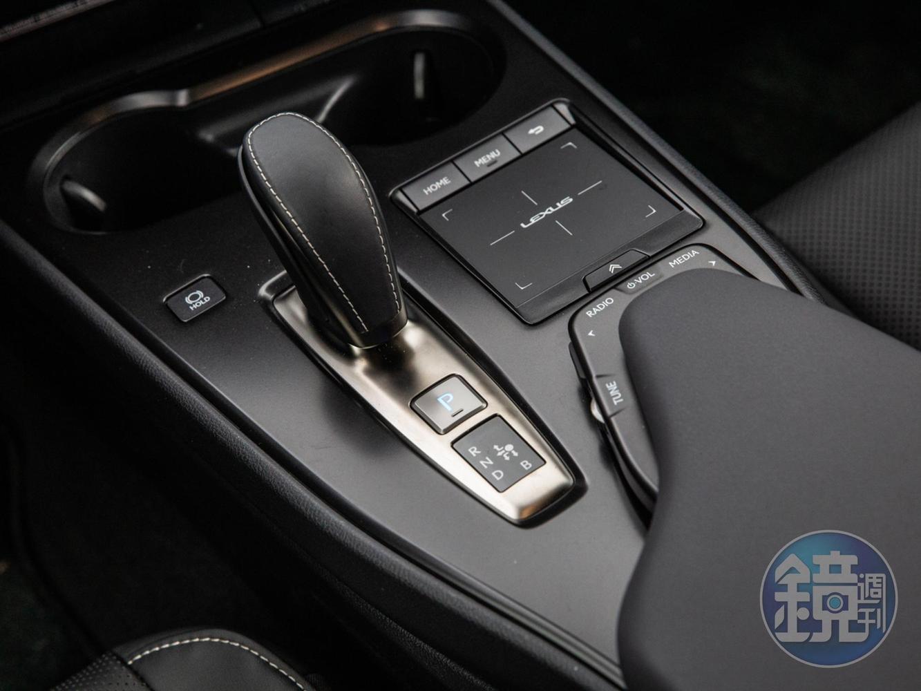 沿用自 LC 車系的排檔桿。