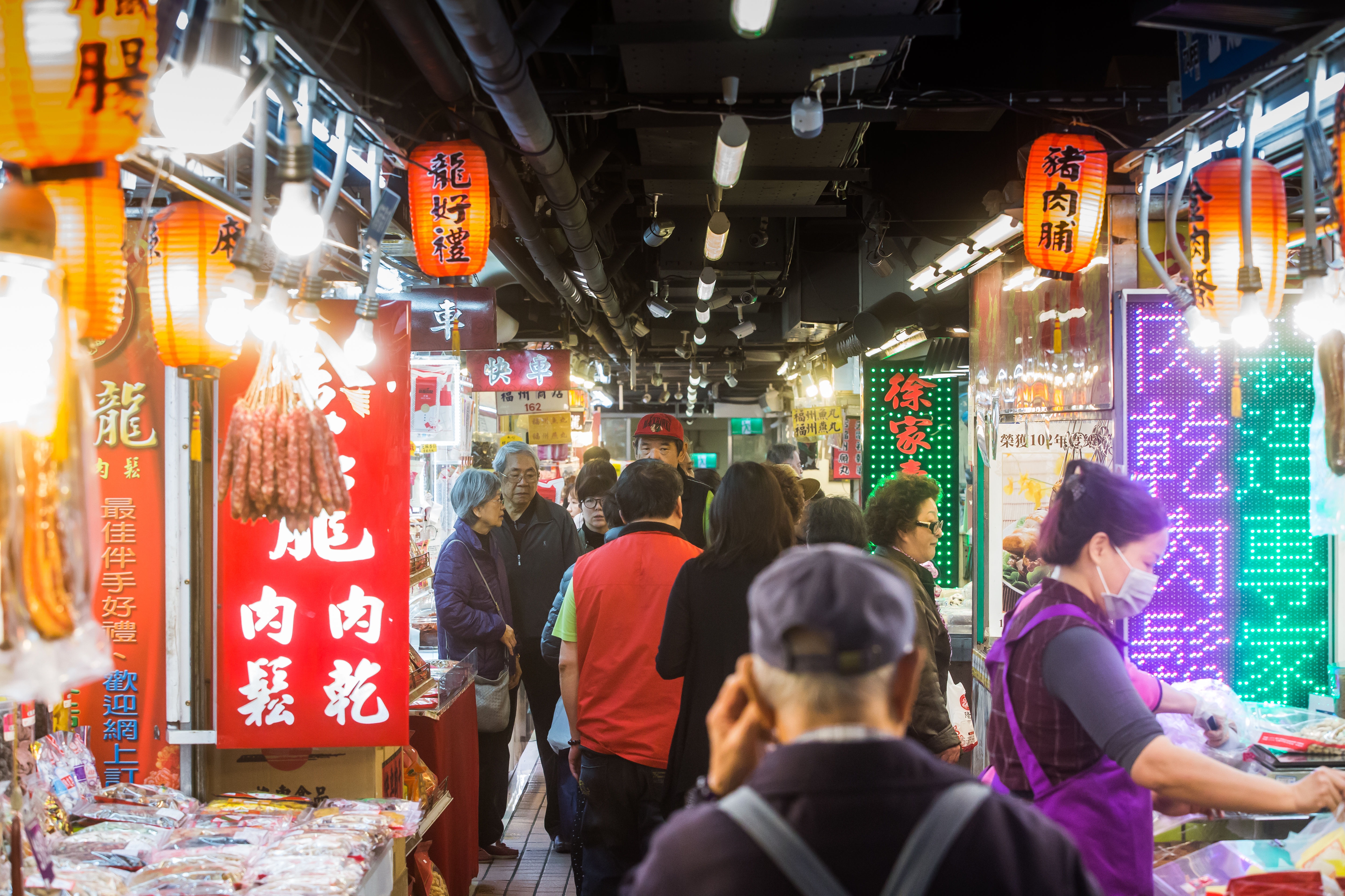 明天就要吃年夜飯了！「金廚授年菜安心無負擔」內彙集了72道主廚年菜食譜，提供大家安心吃、無負擔的選擇。（翻攝自食藥署網站）