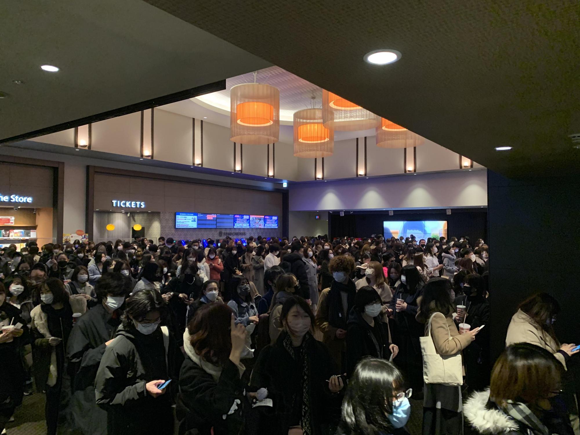 東京新宿戲院昨半夜擠滿了朝聖《咒術迴戰0》的觀眾。(羚邦提供)