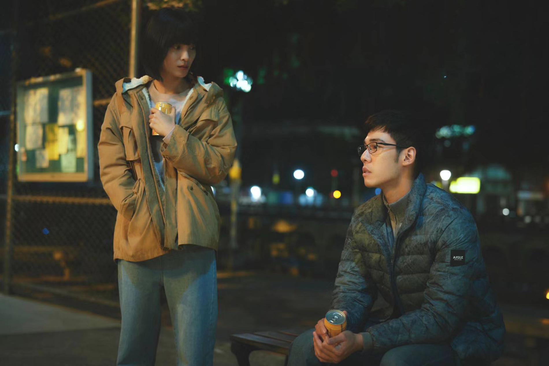 《一杯熱奶茶的等待》筱華(左)發現阿問(右)常在樓下等女友,但女友從來沒現身過。(台北双喜電影)