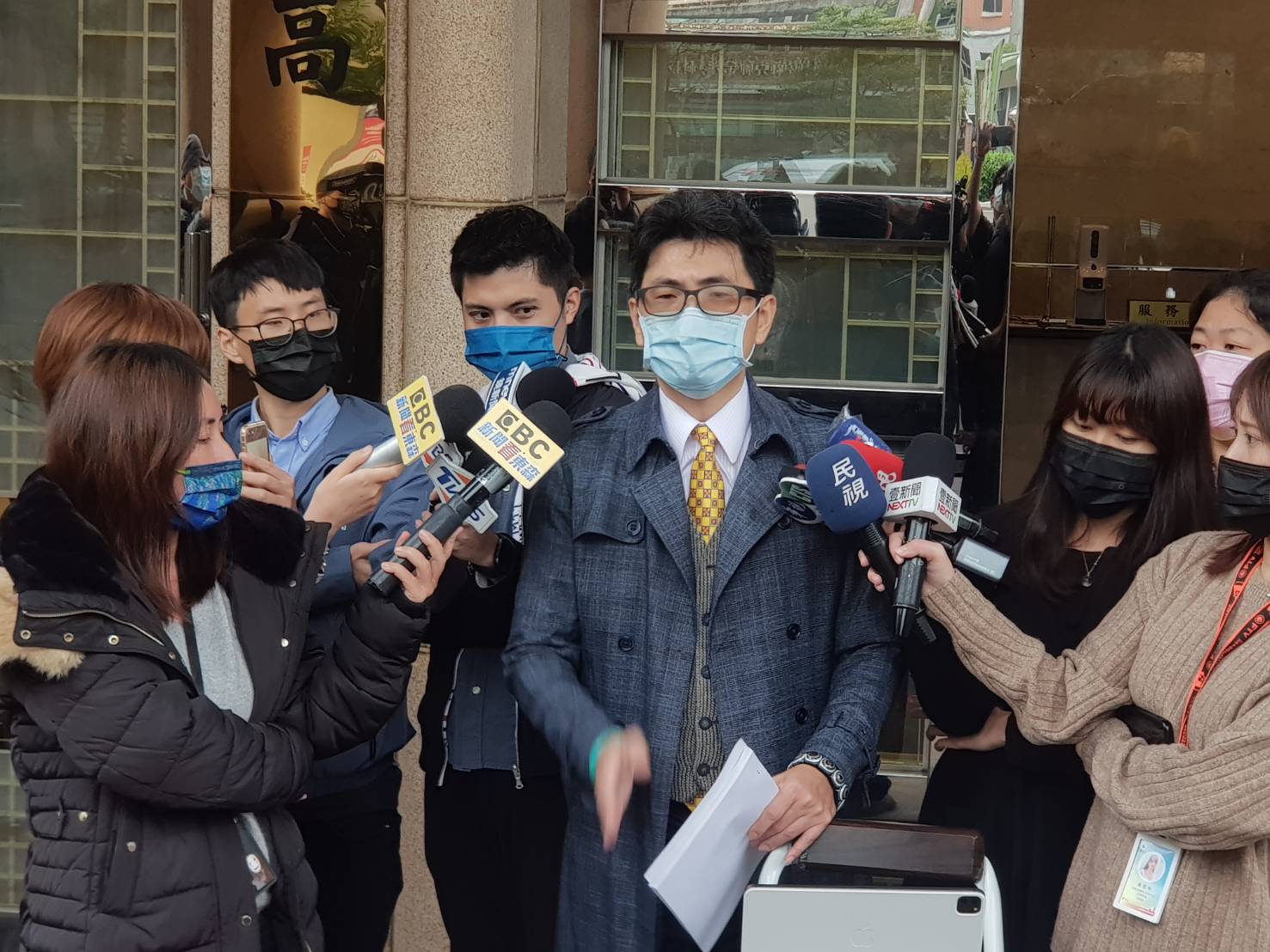 花蓮地檢察署前檢察官林俊佑今赴最高檢提起非常上訴，痛批時任檢察長要他忍氣吞聲就能沒事，力拚翻案。