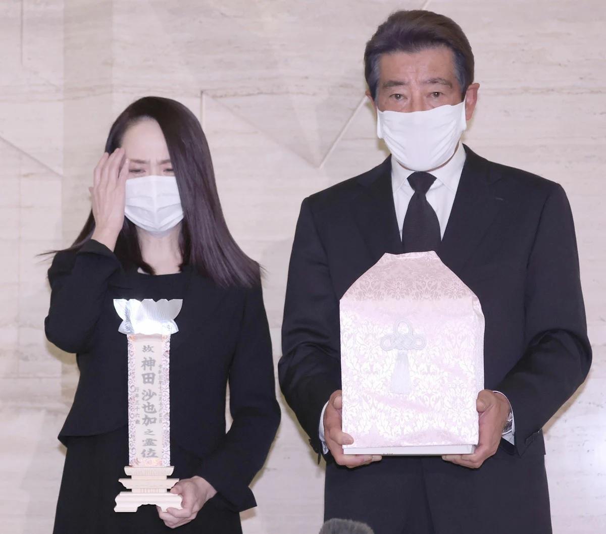 松田聖子(左)與前夫神田正輝21日送女兒最後一程,在記者會上落淚。(翻攝自東京體育報)