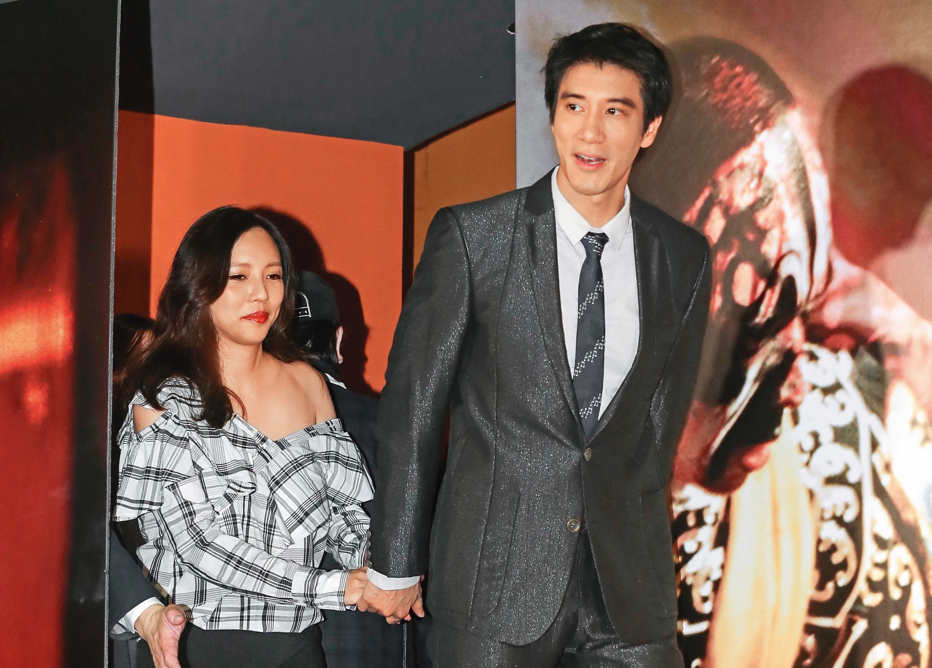 優質偶像王力宏（右）因為枕邊人李靚蕾（左）爆料，一夕間從天堂跌進地獄，高塔王子變渣男還暫時退出娛樂圈。如果時間能倒流，給多少錢他都願意吧？