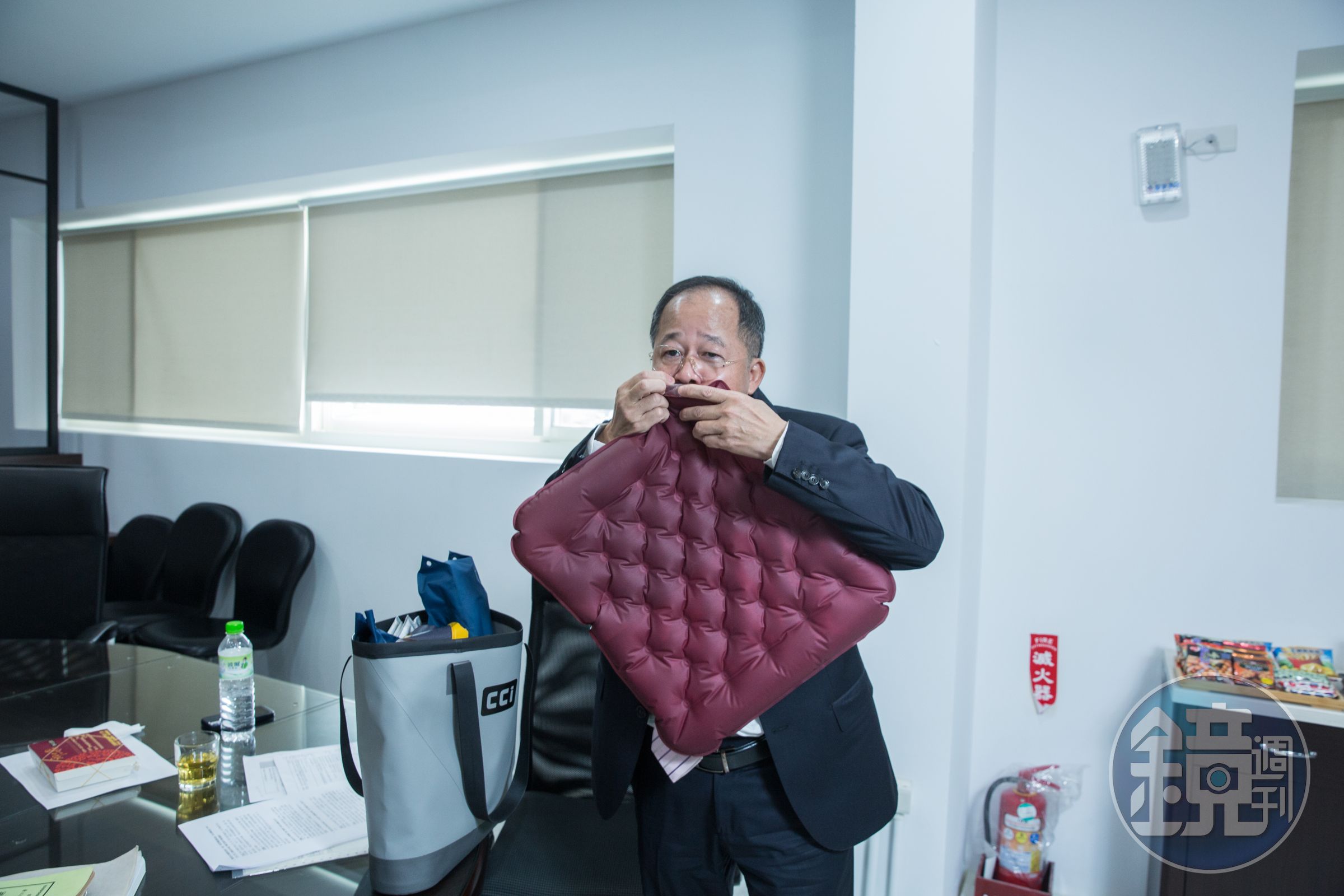 劉宗熹習慣向客戶展示產品簡報，肺活量十足，三兩下就把氣墊坐墊等八貫產品充氣完成。