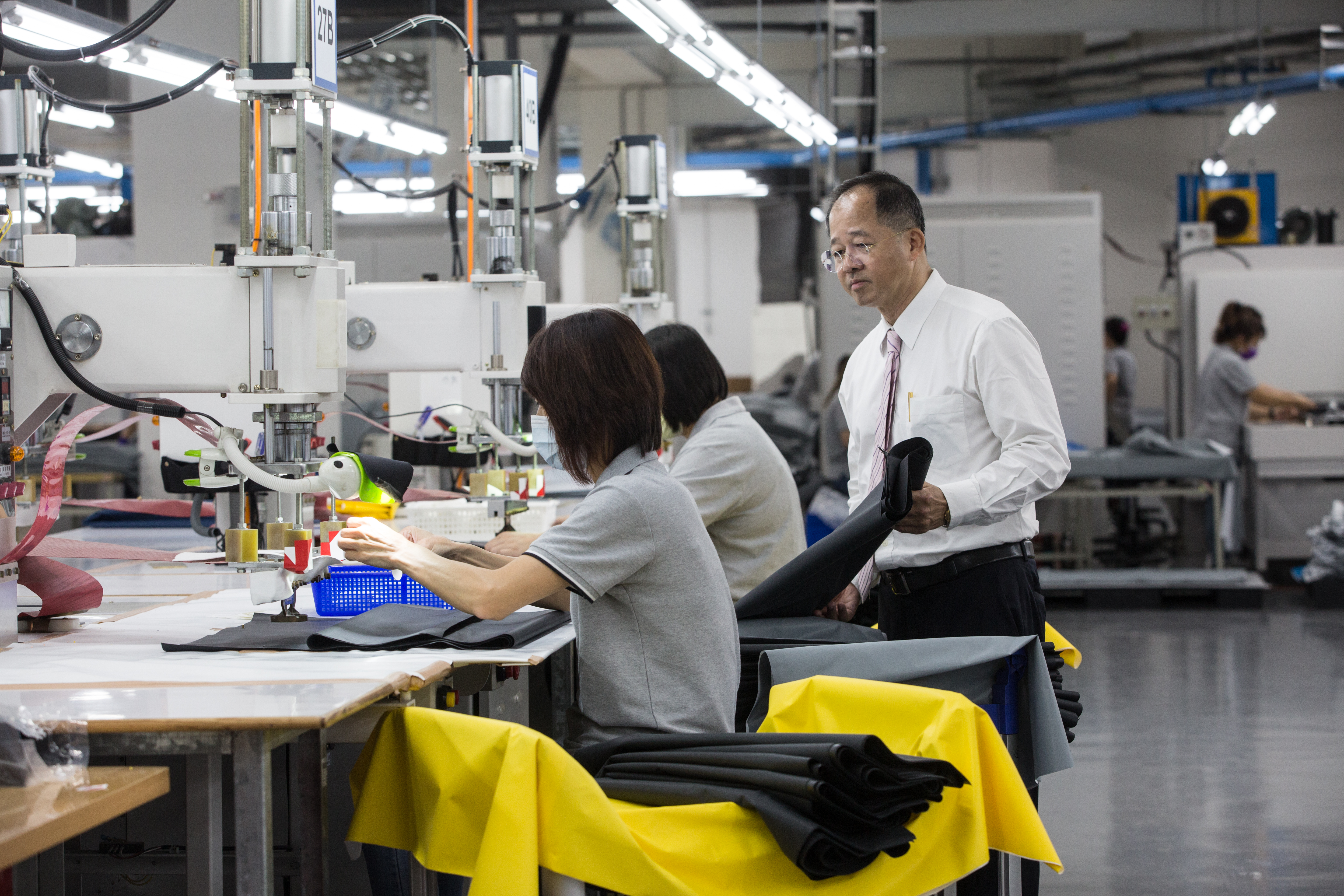 劉宗熹（右1）允諾員工將八貫帶領上市，他也守諾做到，上市前還開放員工認領股票，堪稱幸福企業。