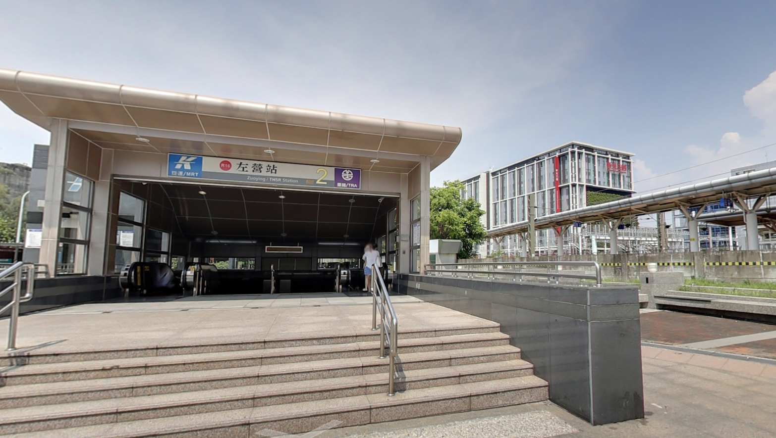 新左營車站為三鐵共構樞紐，除了高雄捷運收到「V怪客」的恐嚇信，連台鐵與高鐵也都有接獲此信。（翻攝自Google Maps）