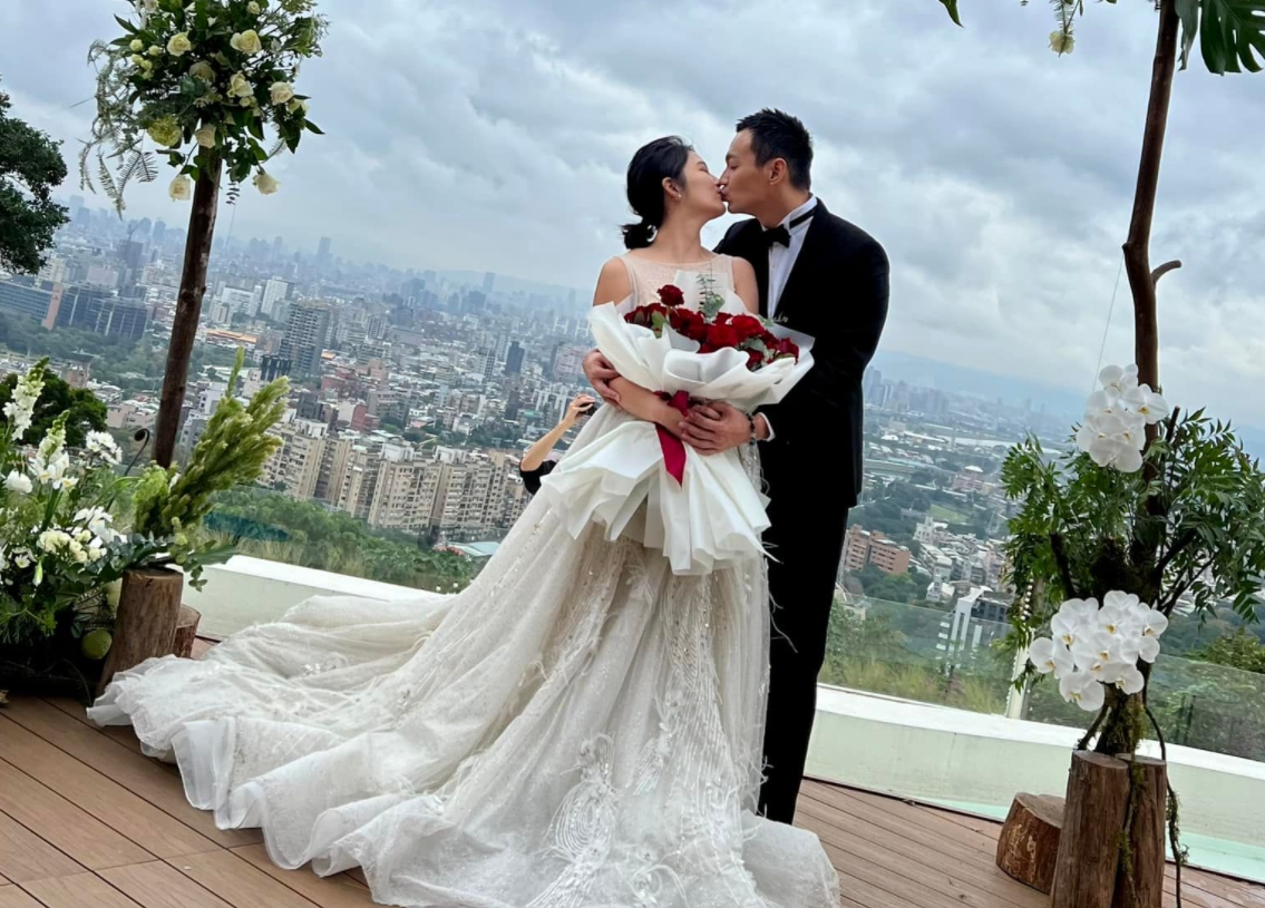 威廉把女友卓君澤「騙上山」，驚喜求婚成功。（翻攝自臉書）