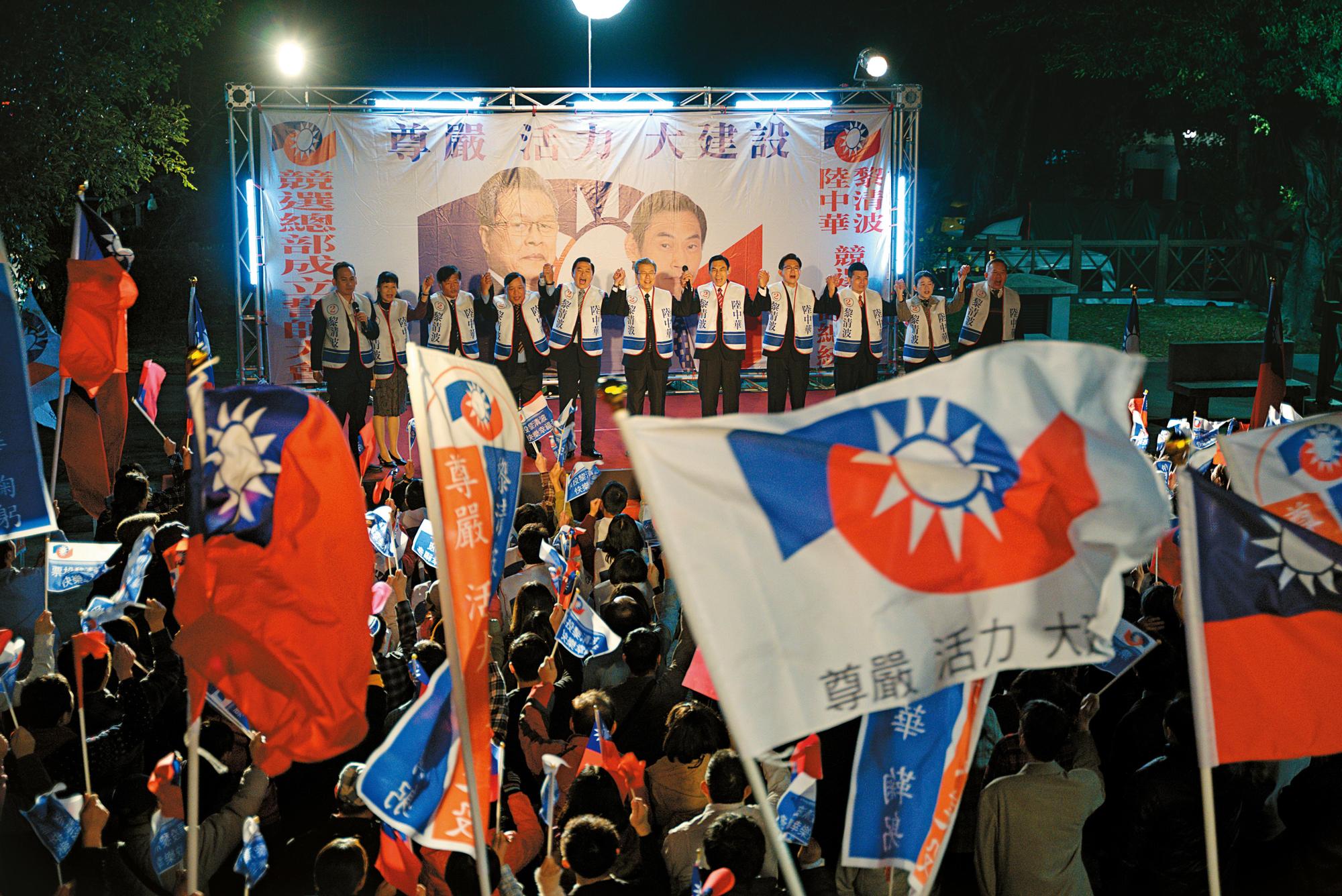 《國際橋牌社》是台灣首部政治職人劇,第2季主題「同島一命」,包含1996年台灣總統直選的歷史背景。(馬克吐溫提供)