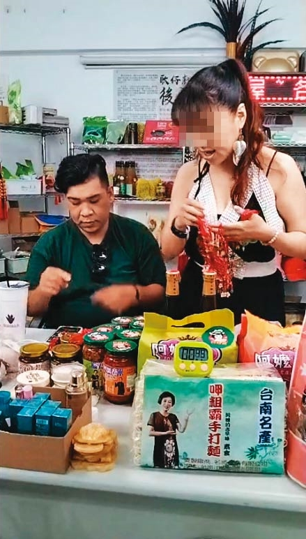 盧姓經紀人(左)請郭美珠的工作人員在休假日幫他直播,惹怒郭美珠。(讀者提供)