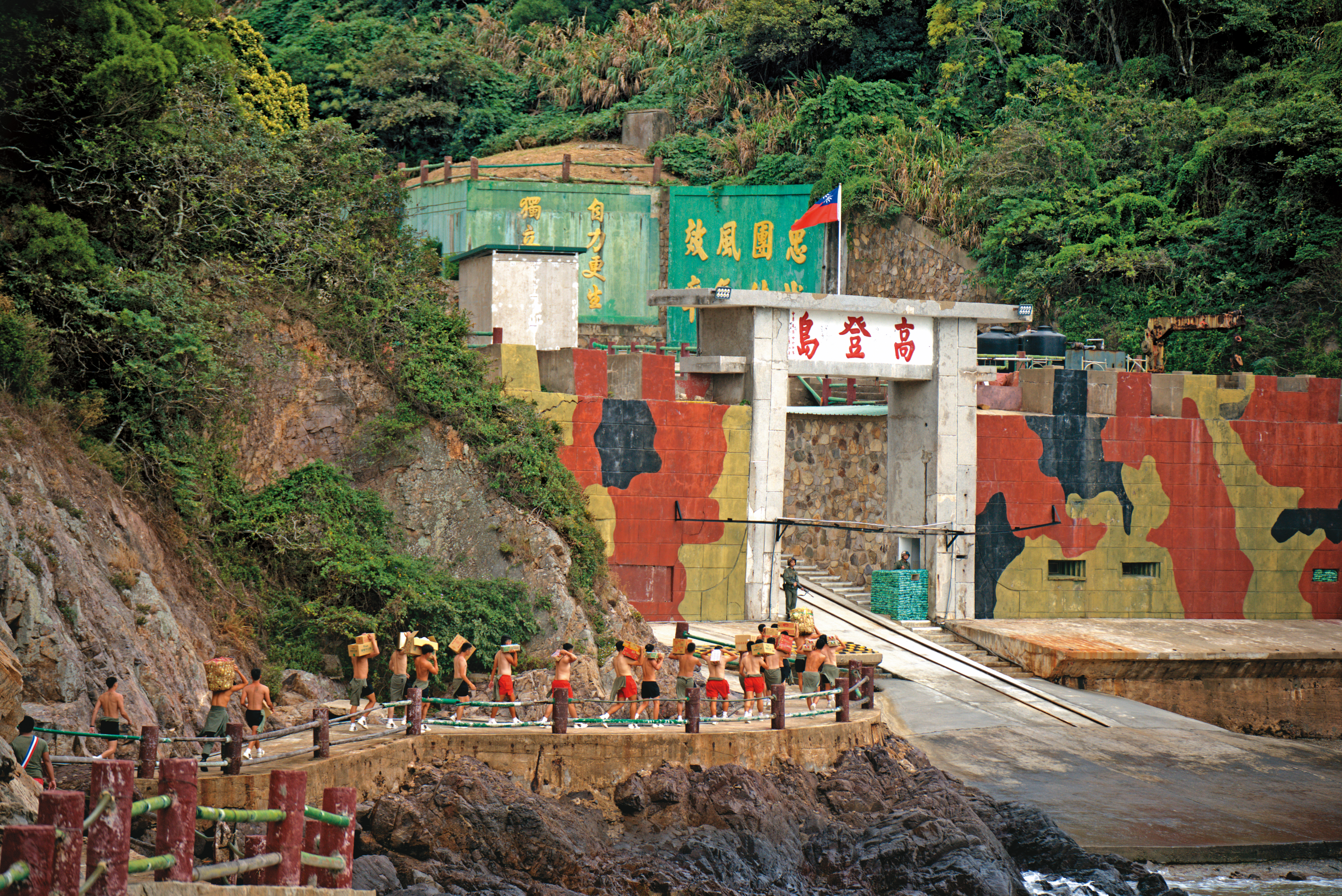 高登島距離中國大陸約9公里,受軍方嚴格管制,劇組費時8個月申請在碼頭取景。(馬克吐溫提供)