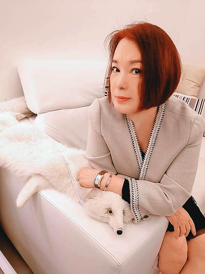 資深藝人、電視劇《新台灣奇案》製作人郭美珠,遭多人指控是惡老闆。(翻攝台灣阿姐郭美珠臉書)