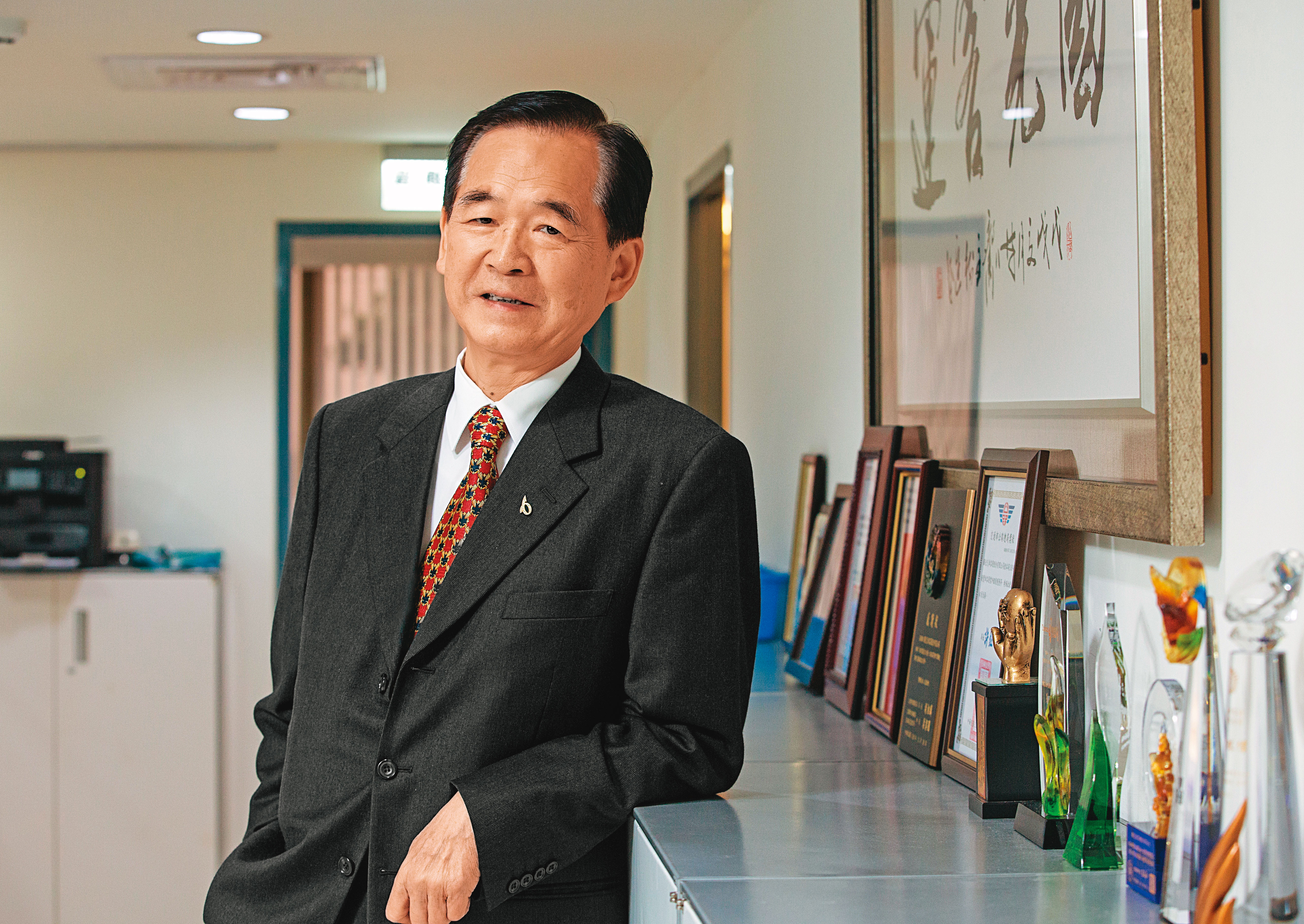 房產老將王應傑5年前起心動念投資天然氣電廠，鴨子划水多年，他說現在「輕舟已過萬重山」。