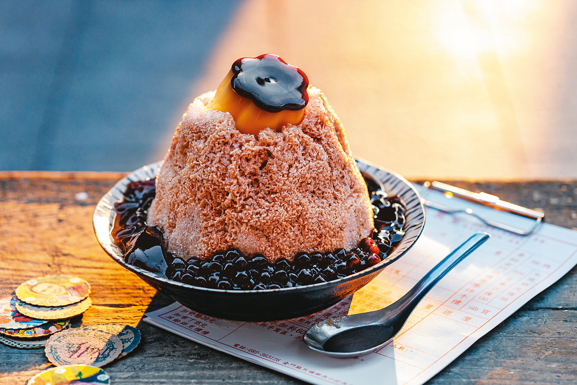 使用濃厚奶茶醬，搭配布丁、珍珠與仙草的「奶茶冰」，是冰菓室最受歡迎的冰品。（100元／碗）