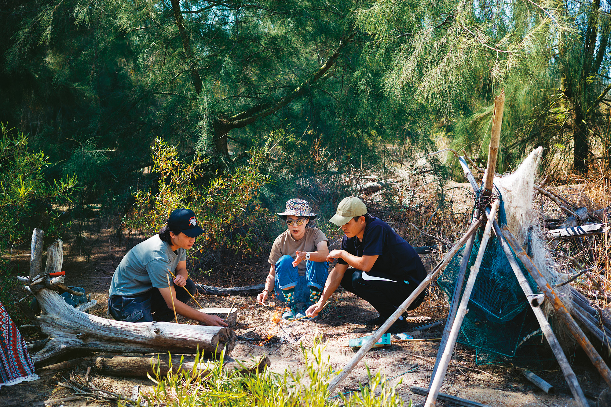 在沙灘上體驗用木麻黃樹枝烤火，讓這趟「小島採集」別有一番風情。