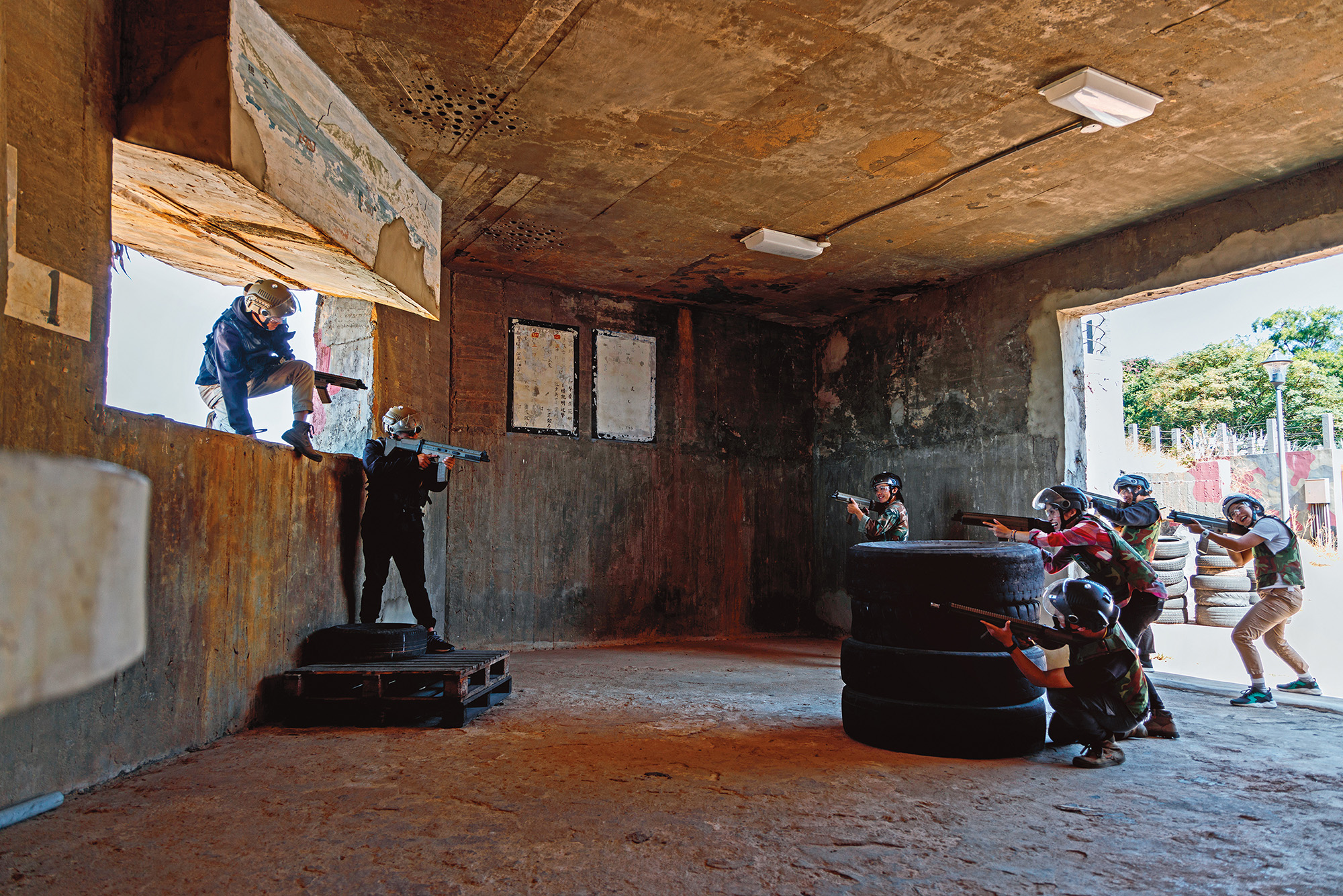 水彈射擊有多種玩法，其中最刺激也最累的是水鬼模式，可以體驗從前敵軍從海上偷襲，友軍必須死守碉堡的緊張與刺激。